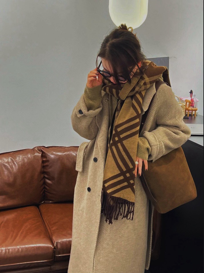 🆕Burberry新款苏格兰格纹羊绒围巾，继全智贤带火的格纹款围巾之后，Bur又一款力作上市，Burberry新款流苏格