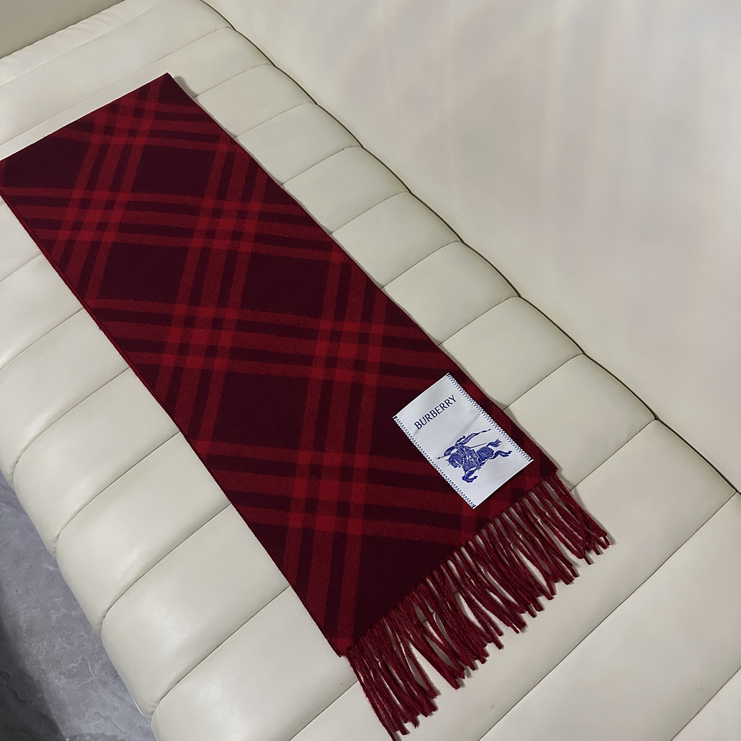 🆕Burberry新款苏格兰格纹羊绒围巾，继全智贤带火的格纹款围巾之后，Bur又一款力作上市，Burberry新款流苏格