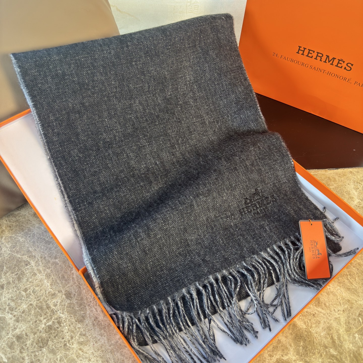 🆕 【▪Hermes · 爱马仕羊绒双面围巾,大H难得一见的温柔配色,低调又不失优雅❗️】重点推荐❗️双面配色,一条围巾 🆕 【▪Hermes · 爱马仕羊绒双面围巾,大H难得一见的温柔配色,低调又不失优雅❗️】重点推荐❗️双面配色,一条围巾