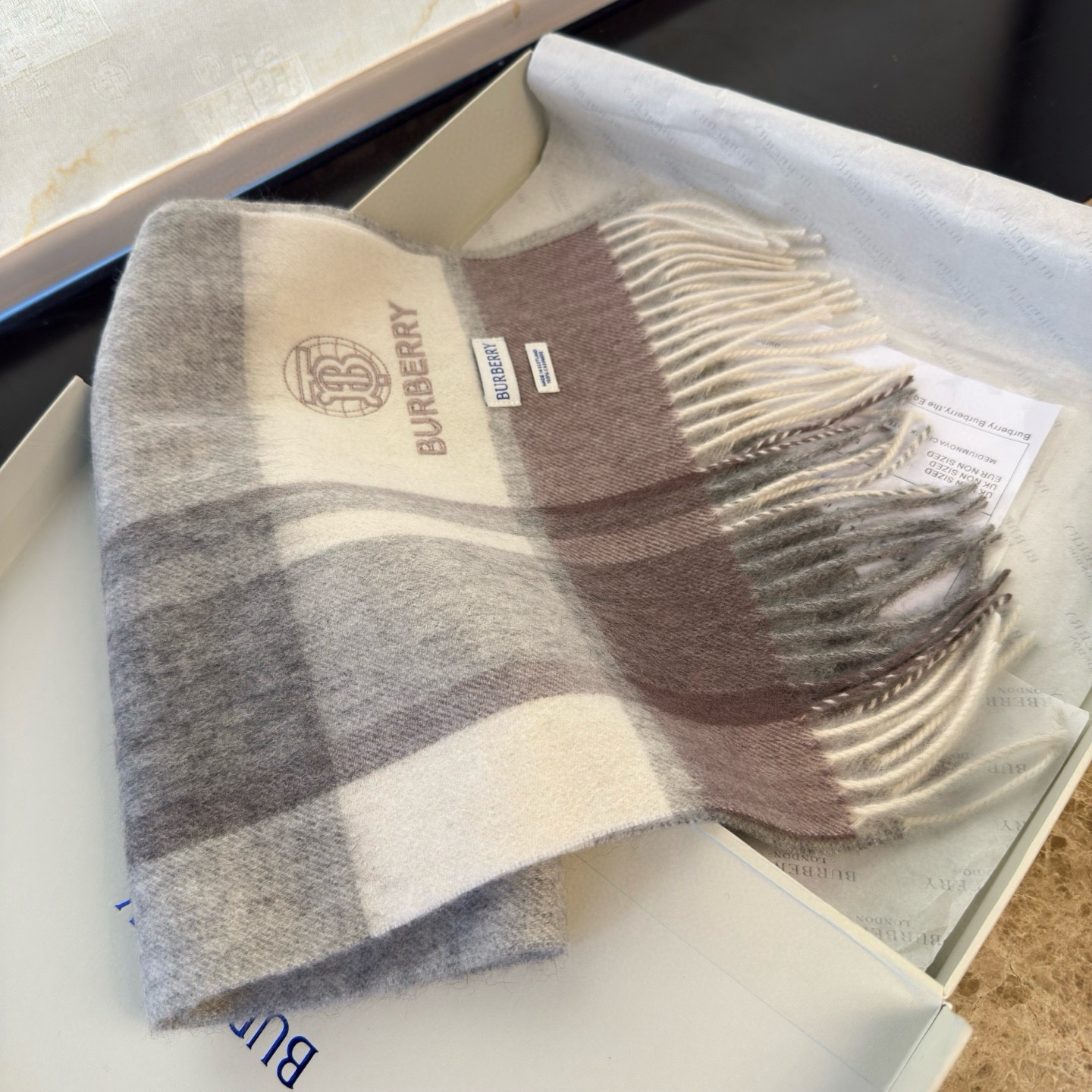 🆕Burberry · 巴宝莉新款重磅水波纹羊绒围巾‼️今年我们的男款真的是高端Level，重磅极品‼️妥妥的家属福利👍
