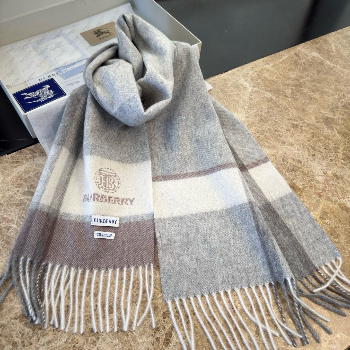 🆕Burberry · 巴宝莉新款重磅水波纹羊绒围巾‼️今年我们的男款真的是高端Level，重磅极品‼️妥妥的家属福利👍