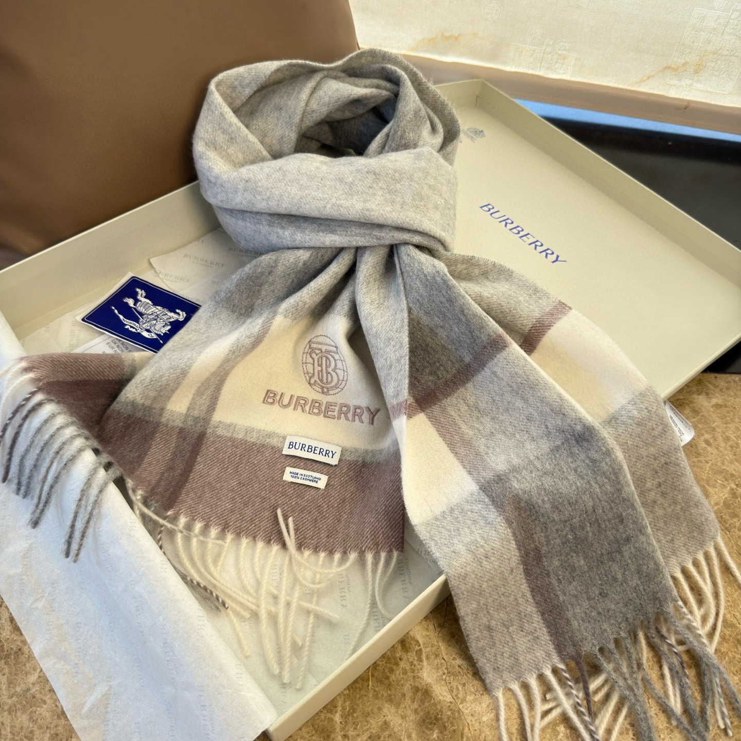 🆕Burberry · 巴宝莉新款重磅水波纹羊绒围巾‼️今年我们的男款真的是高端Level，重磅极品‼️妥妥的家属福利👍