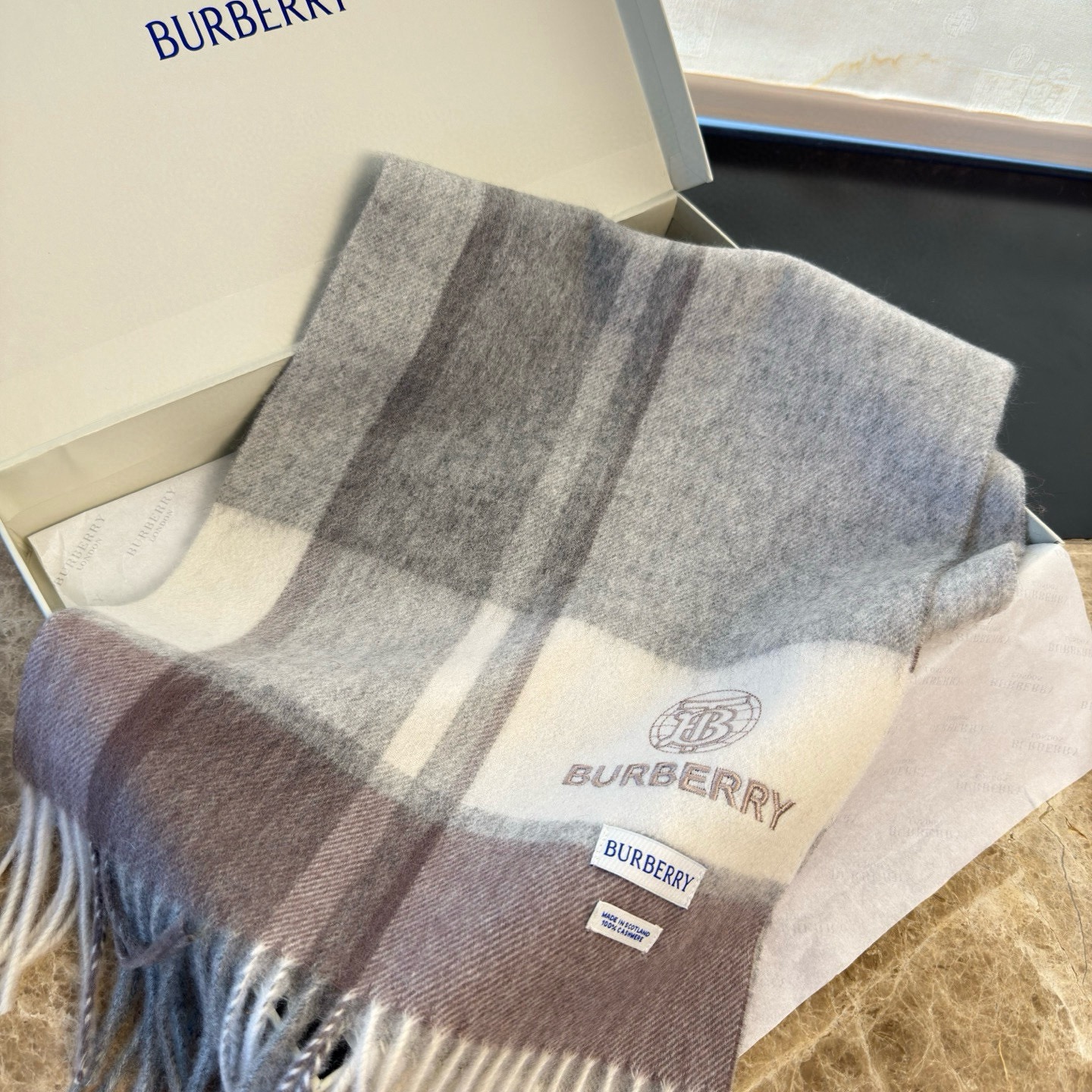 🆕Burberry · 巴宝莉新款重磅水波纹羊绒围巾‼️今年我们的男款真的是高端Level，重磅极品‼️妥妥的家属福利👍