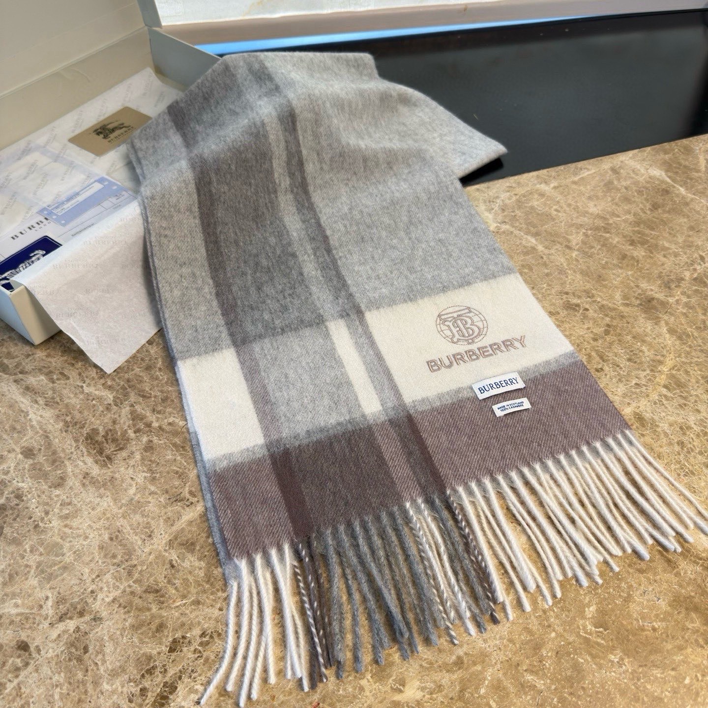 🆕Burberry · 巴宝莉新款重磅水波纹羊绒围巾‼️今年我们的男款真的是高端Level，重磅极品‼️妥妥的家属福利👍