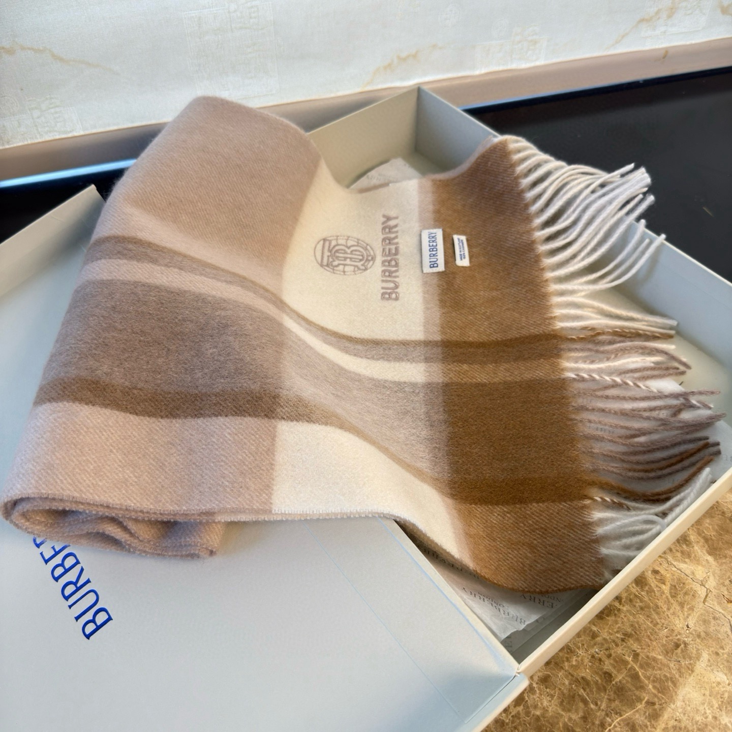 🆕Burberry · 巴宝莉新款重磅水波纹羊绒围巾‼️今年我们的男款真的是高端Level,重磅极品‼️妥妥的家属福利👍 🆕Burberry · 巴宝莉新款重磅水波纹羊绒围巾‼️今年我们的男款真的是高端Level,重磅极品‼️妥妥的家属福利👍