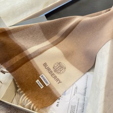 🆕Burberry · 巴宝莉新款重磅水波纹羊绒围巾‼️今年我们的男款真的是高端Level,重磅极品‼️妥妥的家属福利👍 🆕Burberry · 巴宝莉新款重磅水波纹羊绒围巾‼️今年我们的男款真的是高端Level,重磅极品‼️妥妥的家属福利👍