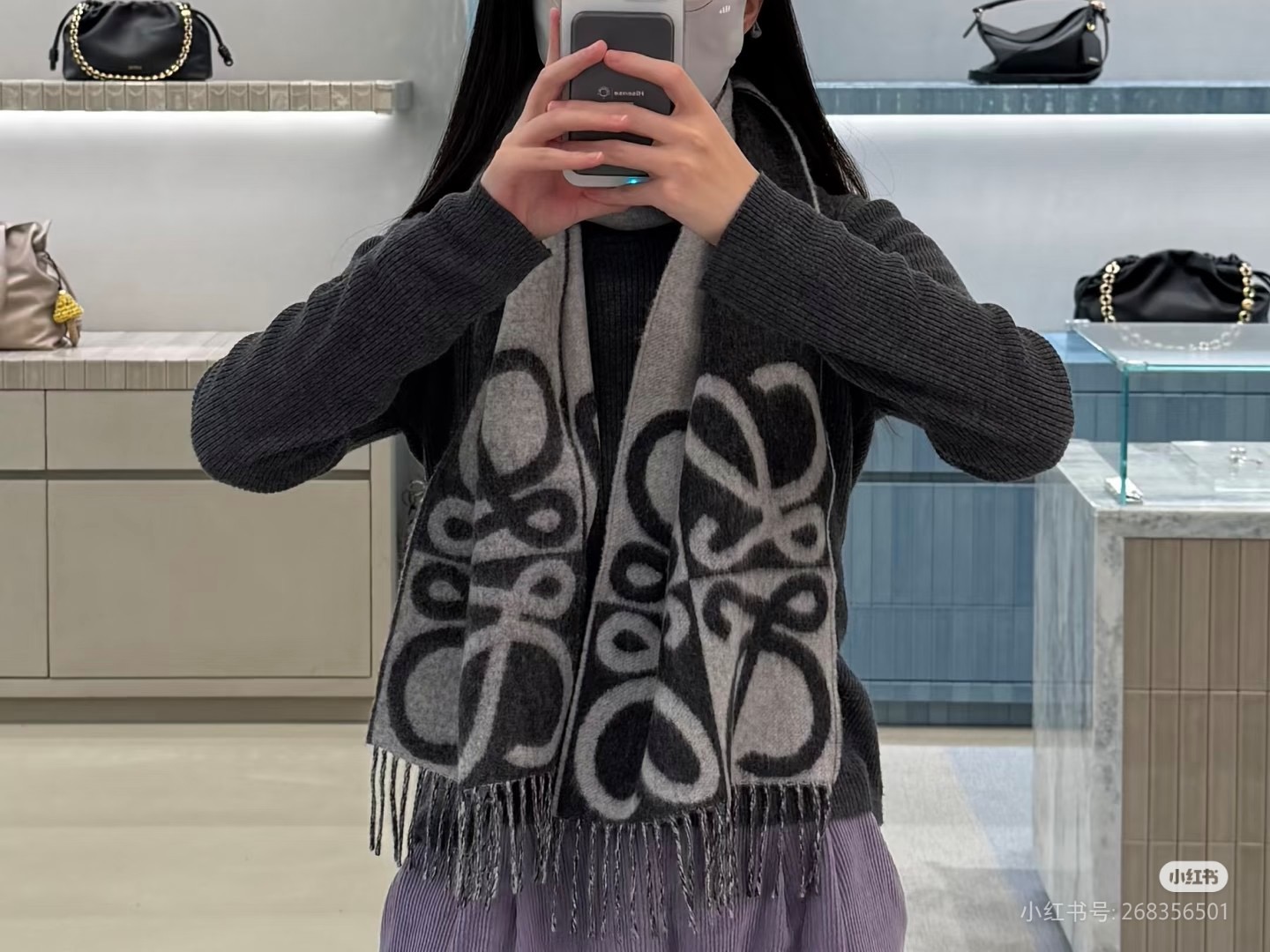 🆕 LOEWE罗意威·双面拼色羊绒羊毛围巾❗️这个配色真的温柔到骨子里，经典Anagram回纹大logo，辨识度恰到好处