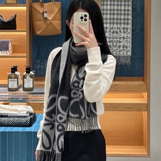 🆕 LOEWE罗意威·双面拼色羊绒羊毛围巾❗️这个配色真的温柔到骨子里,经典Anagram回纹大logo,辨识度恰到好处 🆕 LOEWE罗意威·双面拼色羊绒羊毛围巾❗️这个配色真的温柔到骨子里,经典Anagram回纹大logo,辨识度恰到好处