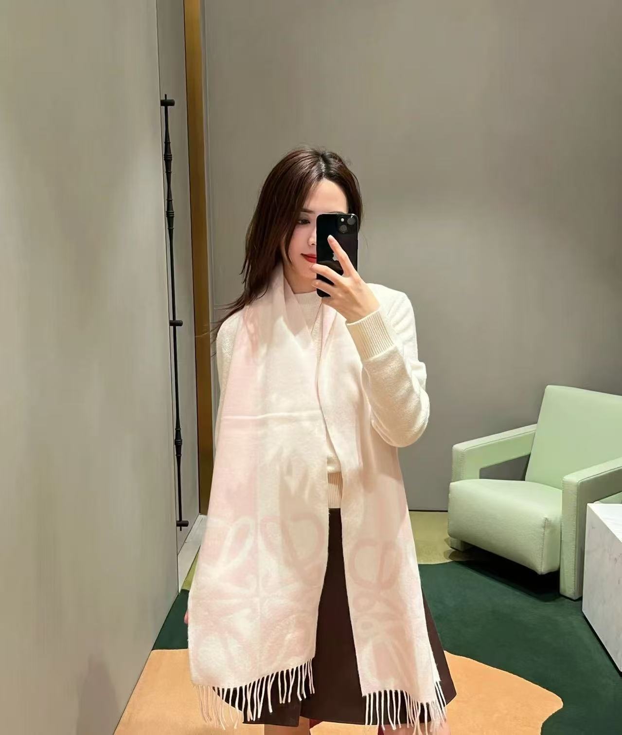🆕 LOEWE罗意威·双面拼色羊绒羊毛围巾❗️这个配色真的温柔到骨子里，经典Anagram回纹大logo，辨识度恰到好处