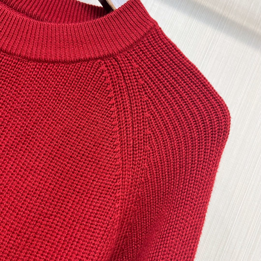 冬季新款复古红圆领宽松慵懒风毛衣比正红更深一些有需要节日感但又不想太浮夸的可以选这款！超廓形的宽松版型自