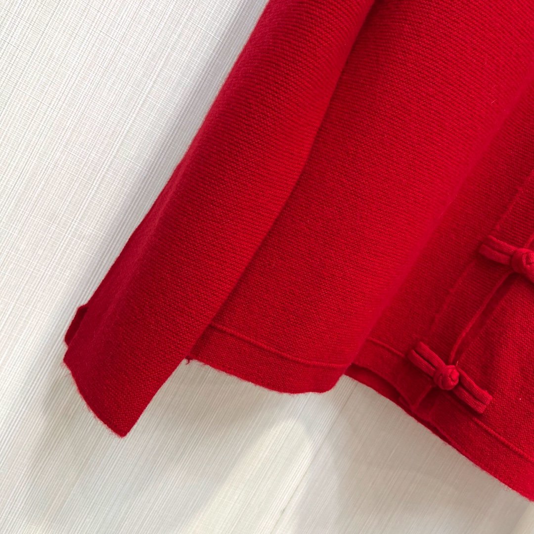 冬季新款全羊毛正红色手工盘扣国风气质开衫超好看的国风系列很正的红色配手工盘扣国风元素真的无比精湛穿起来的
