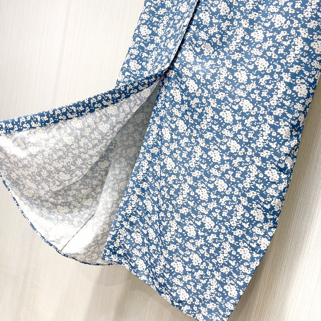 夏季新款法式蓝色碎花U领气质连衣裙U型领口元素露肤清凉蓝色的碎花图案淡雅中带着一丝复古感上身自带的那种松