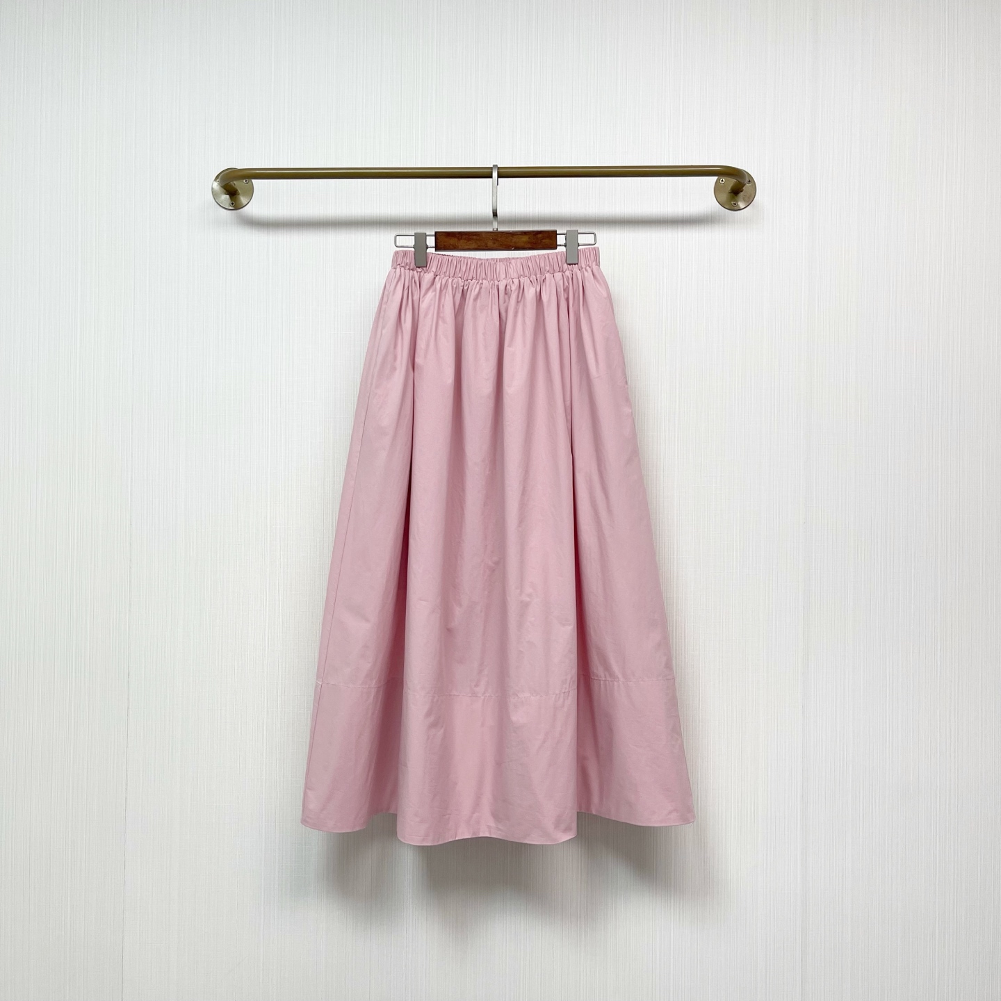 NO:410125,New summer 2025 high-end fermented combed cotton A-line skirt, super high-end modal powder, love it on the upper body, so outstanding!  Skirts are essential for summer’s “oxygen item”!  This skirt can be worn with a slack feeling and romantically. The large A-line skirt with a sufficient amount has a delicate and smooth feel. The silhouette supported by the amount can be both daily and more styling. It can be worn with a large slant but the waist is very thin. At the same time, the waist is tight and quilted. The waist is relatively smooth, which grasps the key points of making you look thin but not showing your hips!  Minimalist and versatile Recommended two-color three-code S-L, skirts, alexander wang198609092025夏季新款 高支酵洗精梳棉A字半身裙 超高级的莫代尔粉 上身就爱 太出挑了！半裙是夏季的“氧气单品”必不可少！这款半裙既能穿的很有松弛感,又能穿的很浪漫,足量的大摆A字裙身,手感细腻顺滑,由用量撑起的廓形,既可日常,也可以让穿搭更有造型感,超出片,摆围很大但腰头很细,同时腰部松紧做了绗缝压线,腰部比较服帖,抓住了显瘦不显胯的要点！极简百搭 推荐 两色三码S-L,,skirts,alexander wang,Women's clothing