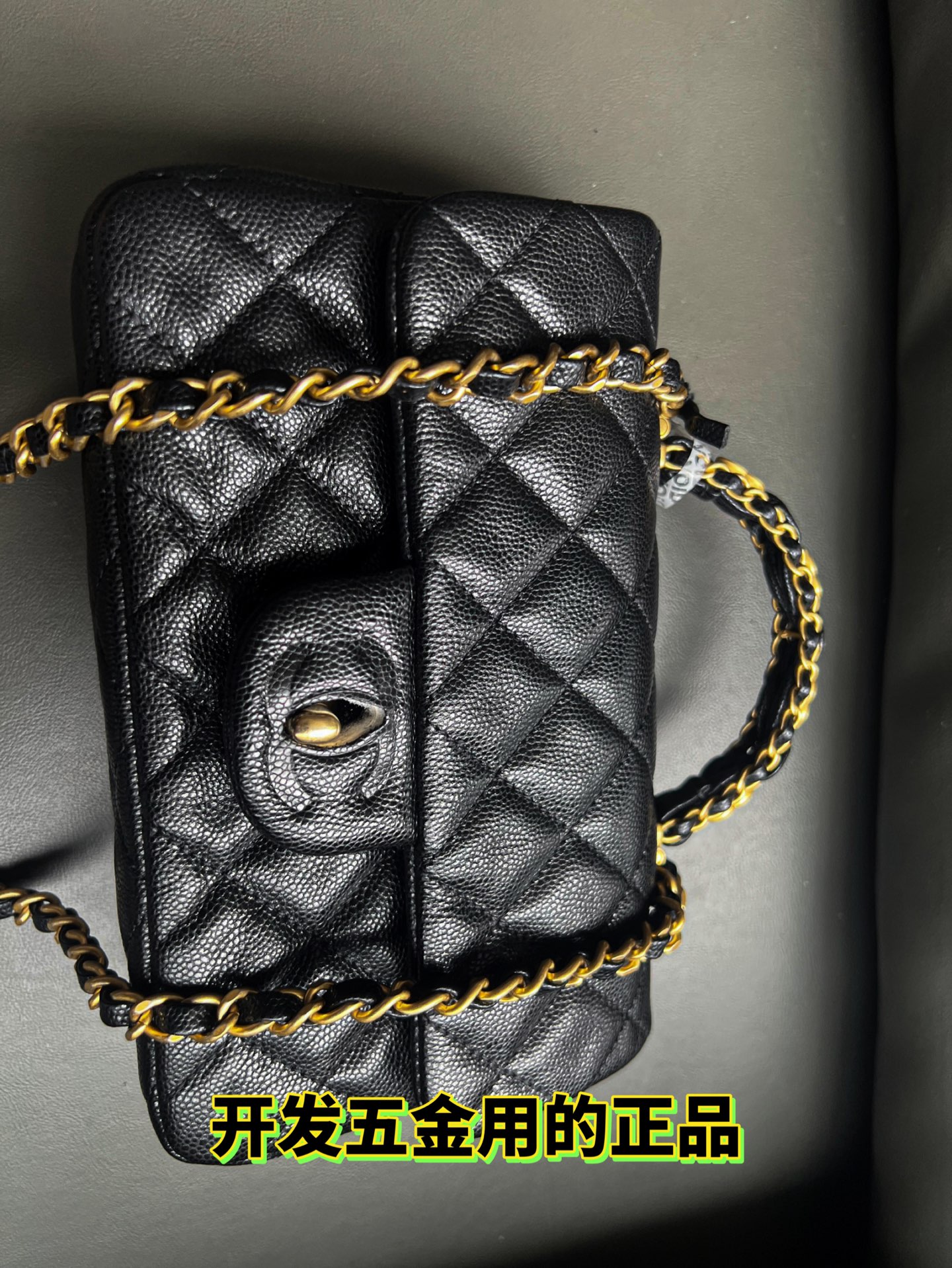 老規矩：只做有正品的款，無正品再好賣也不碰。 ​
習慣了以正品為開發前提，便難將就&mdash;&mdash;為不耽誤貨期，同尺寸正品都要多買一個，同步開發五金。 ​
即便如此投入，我們的新款速度，依然趕不上同行。