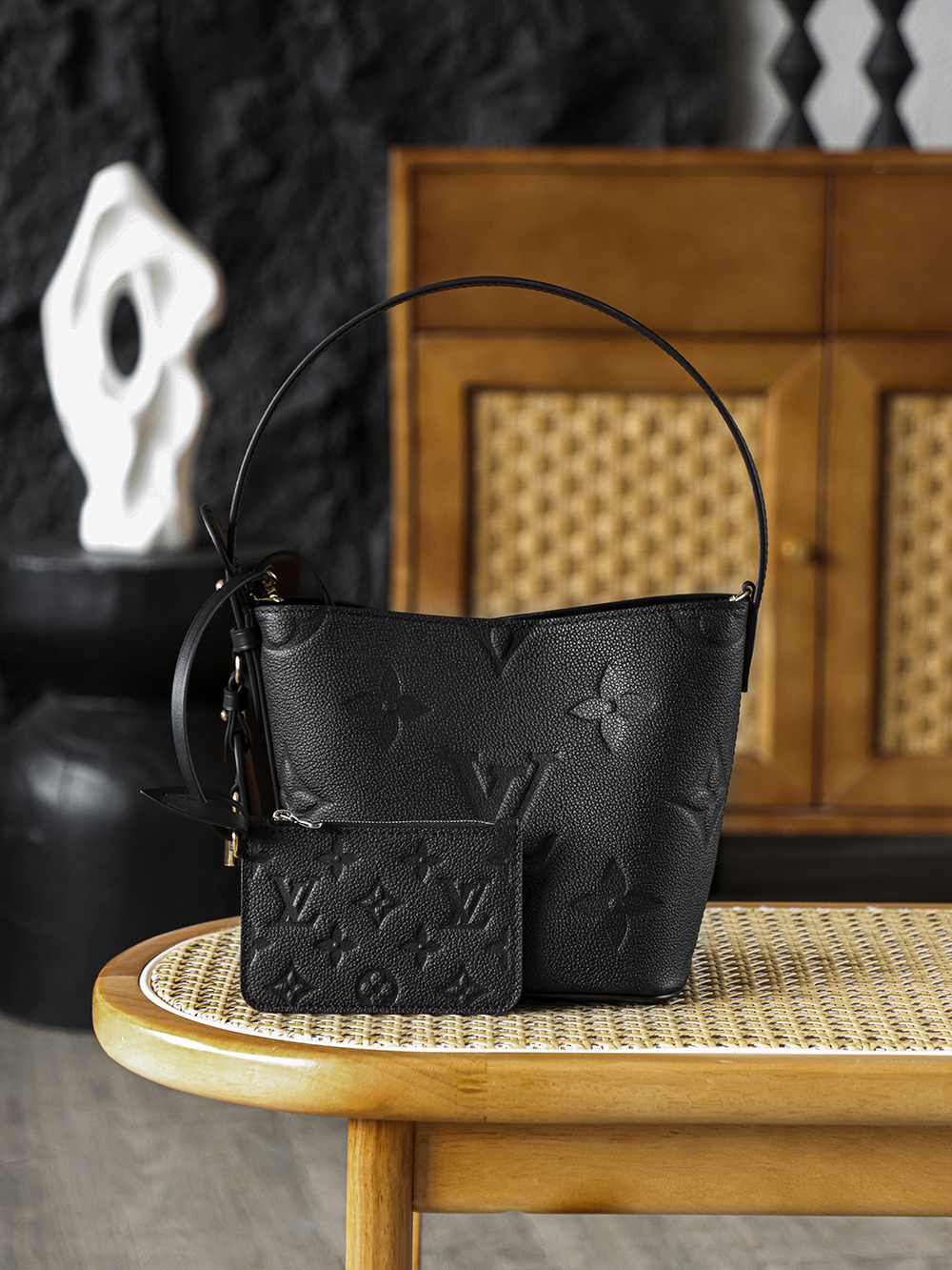 NO:617861,Special ALL IN BB Black M13480 Special AS Private Edition Classic and timeless, black tone hides edge. Monogram Empreinte embossed cowhide is condensed and deep black, matte grain texture hides delicate texture, equipped with gilt padlock and embossed hangtag, adjustable leather handle can be switched between hand-held, armpit or cross-body. The classic collision of black and gold makes every trip bring a low-key luxury aura! Hardware thickly plated 24k steel, size 18*12*16cm, lv special sp diamond grid fabric, louis vuitton, cowhide19860909特级 ALL IN BB 黑色M13480 特级AS私品版 經典永恆,黑色調藏鋒芒.Monogram Empreinte壓紋牛皮凝練深邃黑色,霧面粒面紋理暗藏細緻質感,搭配鎏金掛鎖與浮雕吊牌,可調節皮質手柄隨心切換手提、腋下或斜挎,黑與金的經典碰撞,讓每一次出行都自帶低調奢華氣場！ 五金厚镀24k全鋼 尺寸18*12*16cm,lv特级sp菱形格面料,louis vuitton,cowhide,Bag