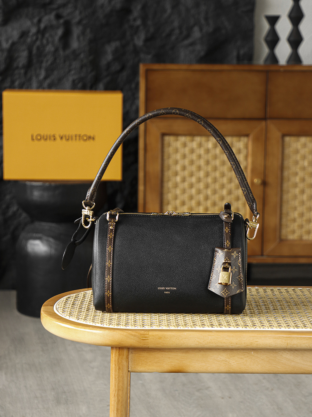 NO:894712,EXPRESS Small Black M26039 Premium AS Private Edition EXPRESS Small, with a rounded Boston bag shape to outline a smart outline, and a mini size to interpret the classic style. It is visually exquisite and durable, and it shows low-key luxury when you use it! Hardware thickly plated 24k steel, size 26*17*13.5cm, lv special sp diamond grid fabric, louis vuitton19860909EXPRESS 小號黑色M26039 特级AS私品版 EXPRESS小號,以圓潤波士頓包型勾勒靈動輪廓,以迷你尺寸演繹經典格調,視覺上精緻又耐看,上手盡顯低調奢華！ 五金厚镀24k全鋼 尺寸26*17*13.5cm,lv特级sp菱形格面料,louis vuitton,Bag