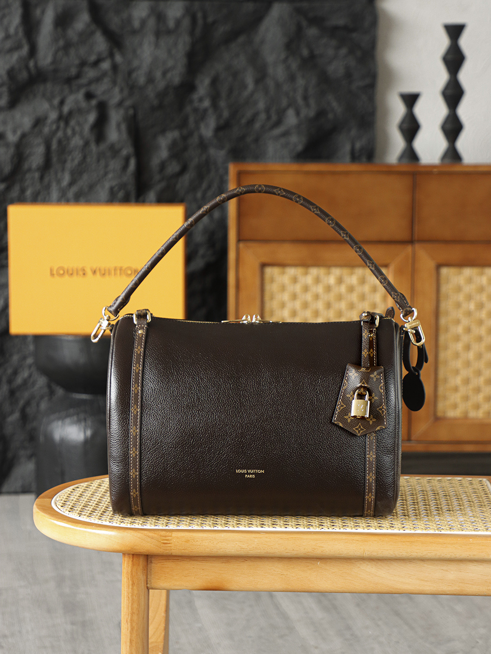 NO:894618,EXPRESS Medium M26359 Premium AS Private Edition The most popular EXPRESS series on the autumn and winter shows has finally arrived. It has a sense of relaxation. It has both a new design flavor and classic elements. It comes with a gentle retro filter and a soft and flexible silhouette with criss-crossing ribbons. It is both elegant and practical! Hardware thickly plated 24k steel, size 24*18.5*36cm, lv special sp diamond grid fabric, louis vuitton19860909EXPRESS 中號 M26359 特级AS私品版 秋冬秀場上呼声最高的EXPRESS系列終於登場,太有鬆弛感,既有全新設計的味道,也有經典元素,自帶溫柔復古濾鏡,以柔軟靈活的廓形搭配縱橫交錯的飾帶,兼具優雅與實用之美！ 五金厚镀24k全鋼 尺寸24*18.5*36cm,lv特级sp菱形格面料,louis vuitton,Bag