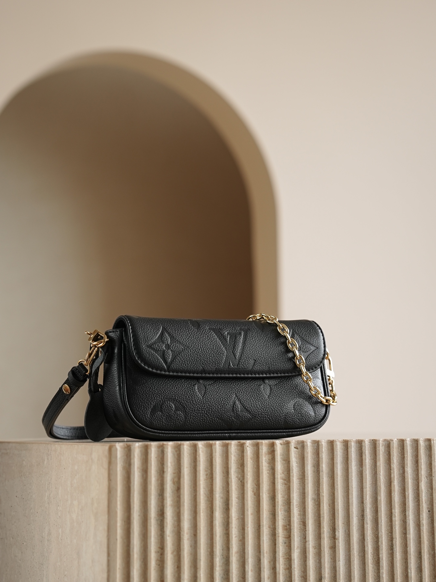 NO:894613,M82154 Premium AS Private Edition Size 12x4.3x23.5cm This Wallet On Chain Ivy handbag is made of Monogram Empreinte grain leather embossed with a large Monogram pattern, making it a trendy choice for day and night. The bright chain enables you to switch between hand holding and short shoulder carry, and the detachable and adjustable leather shoulder strap is convenient for leisurely cross-body wear., lv special sp diamond check fabric, louis  vuitton19860909M82154 特级AS私品版 尺寸12x4.3x23.5cm 本款 Wallet On Chain Ivy 手袋为 Monogram Empreinte 粒面皮革压印大号 Monogram 图案,成就昼夜皆宜的潮流之选.莹亮链条实现手拿和短肩背的随心切换,可拆卸并调节的皮革肩带便于悠闲斜挎.,lv特级sp菱形格面料,louis vuitton,Bag