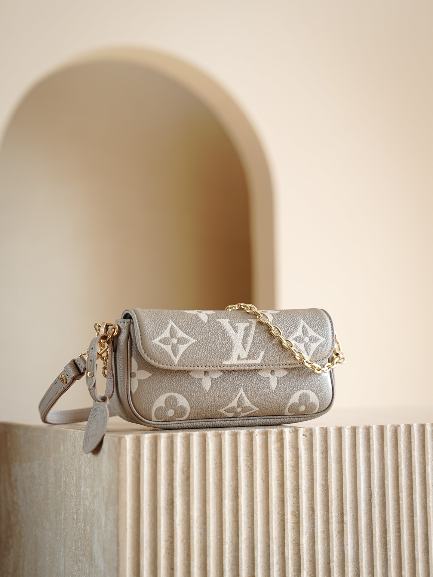 NO:894609,M82211 Premium AS Private Edition Size 12x4.3x23.5cm This Wallet On Chain Ivy handbag is made of Monogram Empreinte grain leather with a large Monogram pattern embossed, with a close-fitting configuration to easily control day and night occasions. The magnetic buckle flap opens to ample space to easily store daily needs. The jewelry-like chain and adjustable leather shoulder strap are both detachable, providing a variety of carrying methods., lv premium sp diamond check fabric, louis  vuitton19860909M82211 特级AS私品版 尺寸12x4.3x23.5cm 本款 Wallet On Chain Ivy 手袋为 Monogram Empreinte 粒面皮革压印大号 Monogram 图案,以贴身构型轻松驾驭昼夜场合.磁扣翻盖开启充裕空间,轻松收纳日常所需.宛如珠宝的链条和可调节皮革肩带均可拆卸,提供多种背携方式.,lv特级sp菱形格面料,louis vuitton,Bag