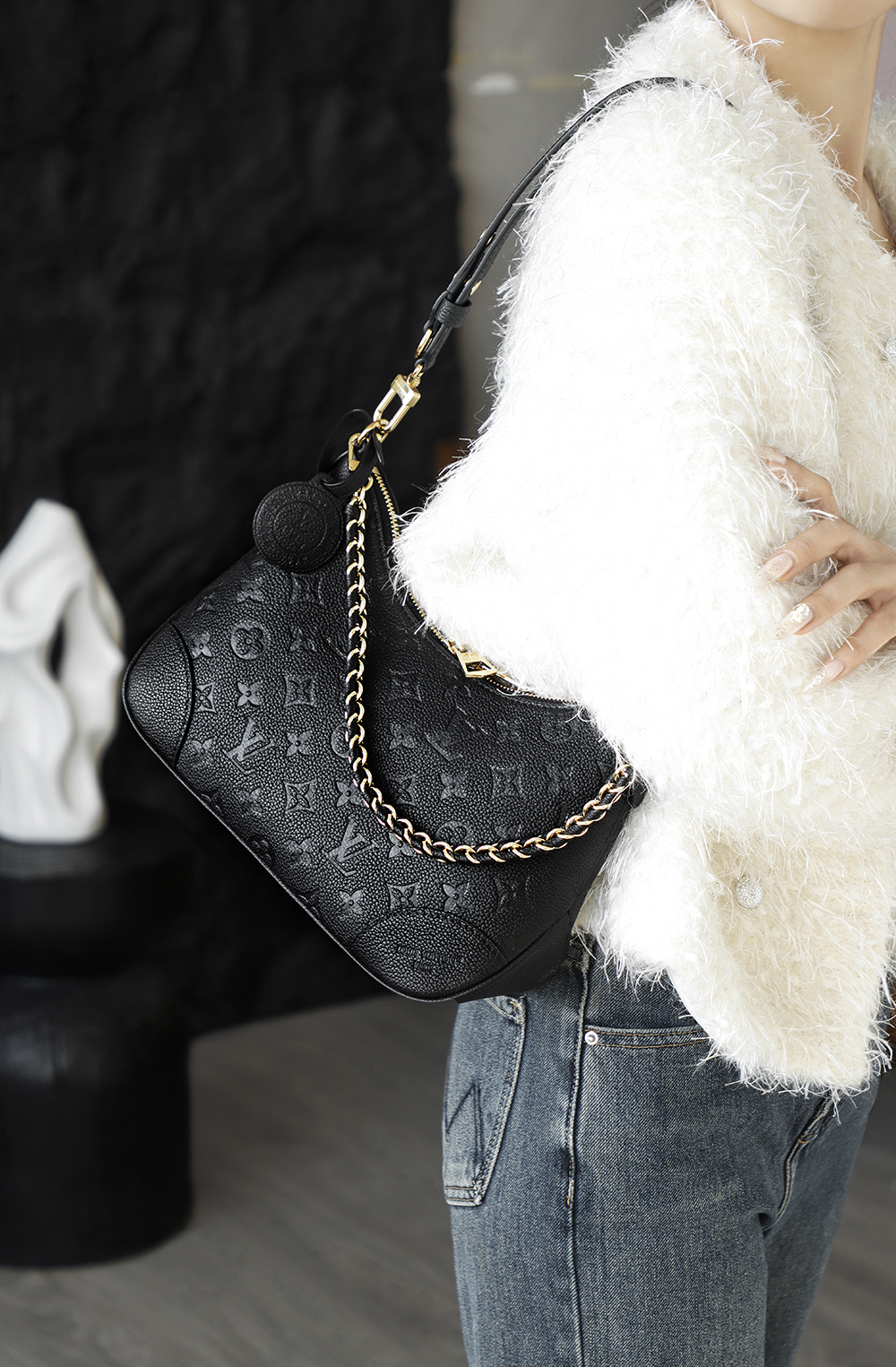 M12930 Full black leather brings an inherent air of nobility; the rounded silhouette of the horn bag meets delicate leather—simple and elegant without being ostentatious