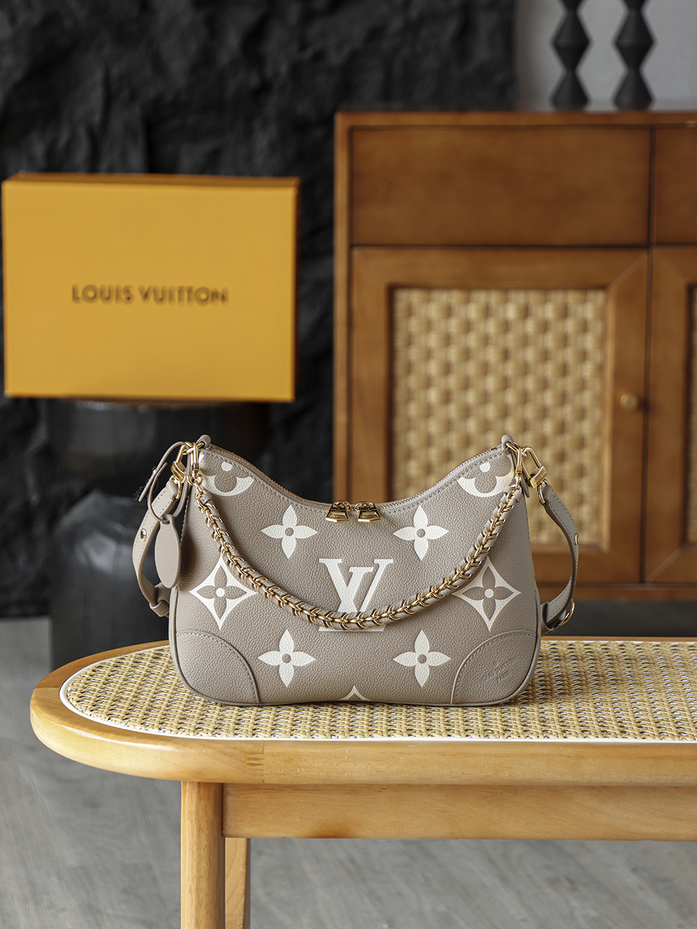 NO:812546,Special grade original leather BOULOGNE handbag M13224 Special grade AS private version This small Boulogne handbag uses Monogram Empreinte leather to renew the classic configuration, and incorporates dazzling metal parts into the woven chain without losing the functional considerations of the original canvas design. The inner patch pocket can store a smartphone, and a variety of carrying channels can be switched at will. The hardware is thickly plated with 24k all-steel Size 16*9.5*26cm, lv special sp diamond plaid fabric, louis vuitton19860909特级 原厂皮 BOULOGNE 手袋 M13224 特级AS私品版 本款Boulogne小號手袋以Monogram Empreinte皮革煥新經典構型,為編織鏈條融入耀目金屬件,同時不失原版帆布設計的功能考量. 內貼袋可收納智能手機,多種背攜管道隨心切換. 五金厚镀24k全鋼 尺寸16*9.5*26cm,lv特级sp菱形格面料,louis vuitton,Bag