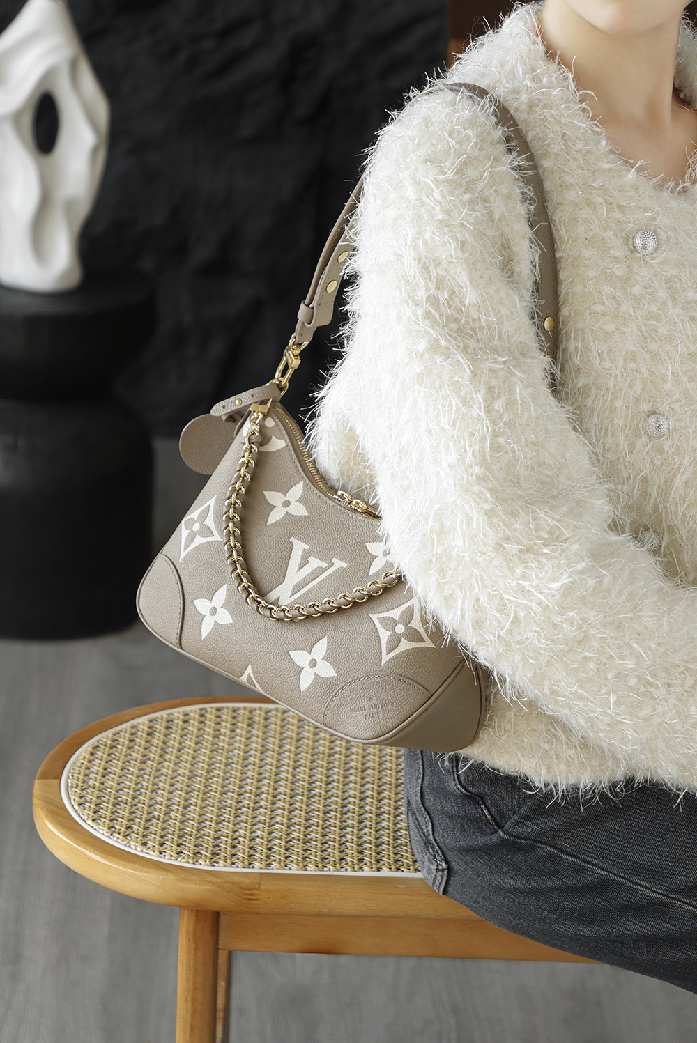 M13224 Elephant Grey brings a vintage charm that ages gracefully! The interplay of delicate texture and soft hues elevates the overall quality. The more you use it, the more character it gains—a true timeless treasure that stays stylish for years!