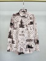 Lv2025ss début du printemps nouvelle chemise à manches longues, chemise à manches longues en soie et lin à motif imprimé à col classique! Processus d'impression et de teinture anti-fleurs de matières premières naturelles ! Modèle d'impression original de démontage et de montage correspondant ! Des procédés techniques complexes et changeants ! Cette élégante chemise en lin à filament graphique aux tons beiges est ornée d'un imprimé monogramme city walk. Offrant une touche ludique au design traditionnel du dejouy français, le thème est entrecoupé de signatures monogrammes et de délicates peintures de promeneurs de chiens urbains qui ont inspiré la collection. Confectionnée en sergé de soie brillant, cette pièce apporte une touche romantique à un ensemble sophistiqué ! 1 Lv2025ss début du printemps nouvelle chemise à manches longues, chemise à manches longues en soie et lin à motif imprimé à col classique! Processus d’impression et de teinture anti-fleurs de matières premières naturelles ! Modèle d’impression original de démontage et de montage correspondant ! Des procédés techniques complexes et changeants ! Cette élégante chemise en lin à filament graphique aux tons beiges est ornée d’un imprimé monogramme city walk. Offrant une touche ludique au design traditionnel du dejouy français, le thème est entrecoupé de signatures monogrammes et de délicates peintures de promeneurs de chiens urbains qui ont inspiré la collection. Confectionnée en sergé de soie brillant, cette pièce apporte une touche romantique à un ensemble sophistiqué !