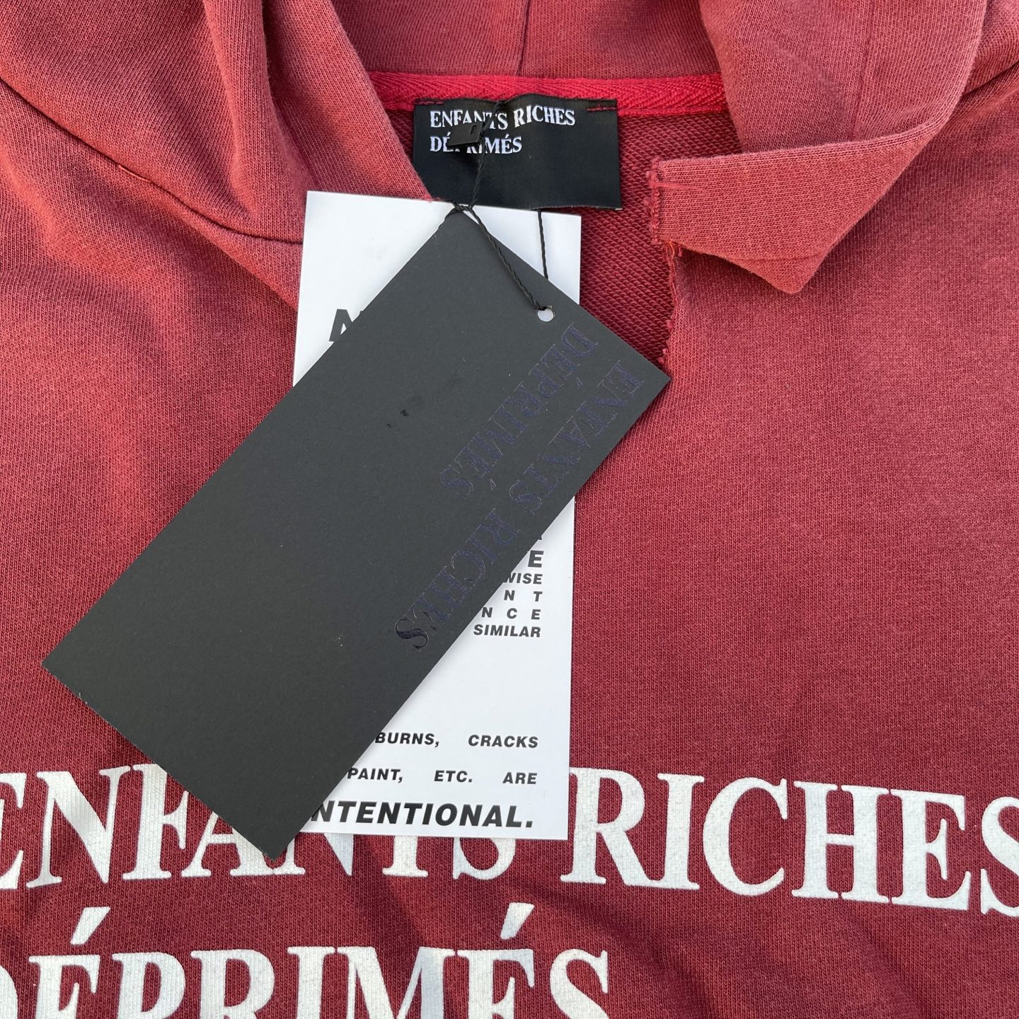 款号E21💰p125【实拍】
✨今年穿富二代一定会暴富✨
Enfants Riches Deprimes 忧郁的富二代基础标语领口破坏设计洗水做旧点磨短宽版型帽衫
面料采用定织纯棉400G食毛毛圈 结构紧密耐磨性好 因为织物品质高 上身才能有硬挺的效果而非市面上普通棉布 面料软而有型 经过洗水过后面料更加舒适有型 洗水做旧 磨破洗水效果非常好
外表所有肉眼可见的走线均是全身双线缝制,双层帽子特别费面料,整件衣服质感满满!版型巨好!是秋冬必备的一件单品!!
全套定制的YUAN版辅料,吊牌,洗水,主唛,全套辅料定制到位。独特的慵懒版型慵懒超nice,春夏万能搭配不可缺少的出街穿搭必备,自留强烈推荐~
Size: S M L XL
Color:洗水黑/洗水暗紫红