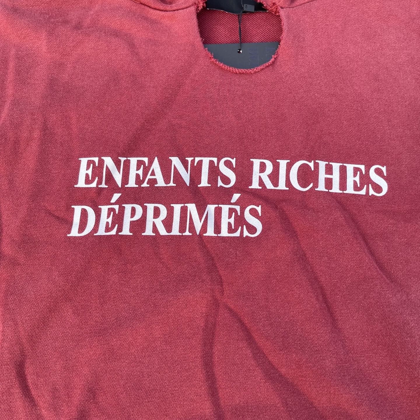 款号E21💰p125【实拍】
✨今年穿富二代一定会暴富✨
Enfants Riches Deprimes 忧郁的富二代基础标语领口破坏设计洗水做旧点磨短宽版型帽衫
面料采用定织纯棉400G食毛毛圈 结构紧密耐磨性好 因为织物品质高 上身才能有硬挺的效果而非市面上普通棉布 面料软而有型 经过洗水过后面料更加舒适有型 洗水做旧 磨破洗水效果非常好
外表所有肉眼可见的走线均是全身双线缝制,双层帽子特别费面料,整件衣服质感满满!版型巨好!是秋冬必备的一件单品!!
全套定制的YUAN版辅料,吊牌,洗水,主唛,全套辅料定制到位。独特的慵懒版型慵懒超nice,春夏万能搭配不可缺少的出街穿搭必备,自留强烈推荐~
Size: S M L XL
Color:洗水黑/洗水暗紫红