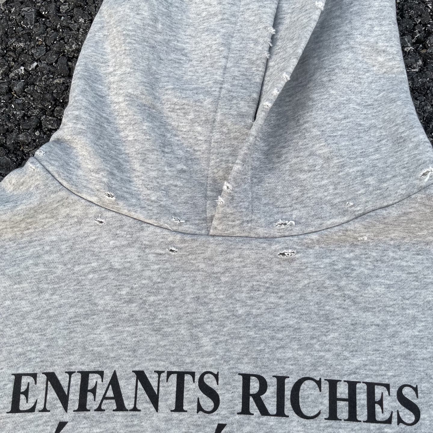 款号E22💰p125【实拍】
✨今年穿富二代一定会暴富✨
Enfants Riches Deprimes 忧郁的富二代基础标语领口破坏设计洗水做旧点磨泼墨短宽版型帽衫
面料采用定织纯棉400G食毛毛圈 结构紧密耐磨性好 因为织物品质高 上身才能有硬挺的效果而非市面上普通棉布 面料软而有型 经过洗水过后面料更加舒适有型 洗水做旧 磨破洗水效果非常好
外表所有肉眼可见的走线均是全身双线缝制,双层帽子特别费面料,整件衣服质感满满!版型巨好!是秋冬必备的一件单品!!
全套定制的YUAN版辅料,吊牌,洗水,主唛,全套辅料定制到位。独特的慵懒版型慵懒超nice,春夏万能搭配不可缺少的出街穿搭必备,自留强烈推荐~
Size: S M L XL
Color:洗水灰