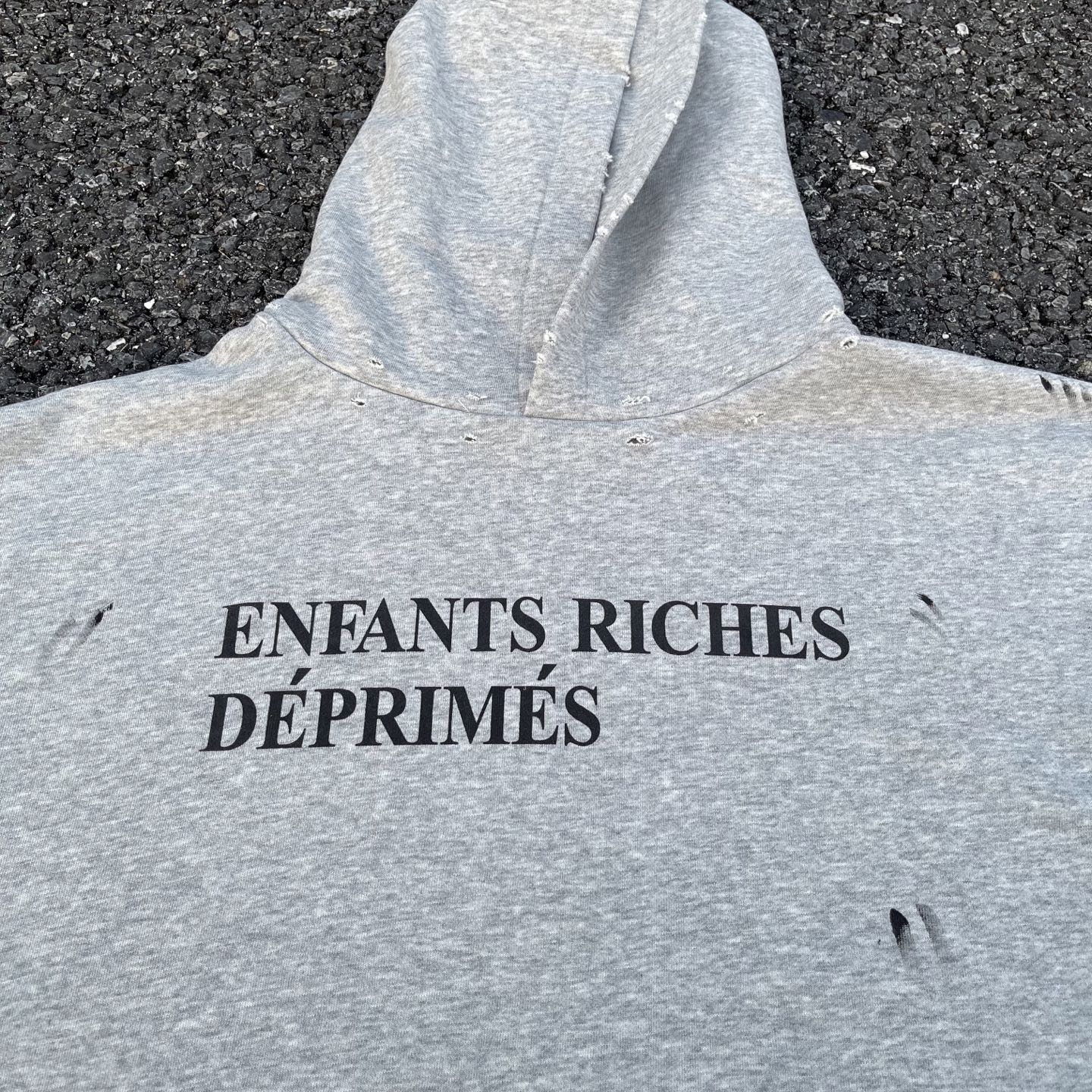 款号E22💰p125【实拍】
✨今年穿富二代一定会暴富✨
Enfants Riches Deprimes 忧郁的富二代基础标语领口破坏设计洗水做旧点磨泼墨短宽版型帽衫
面料采用定织纯棉400G食毛毛圈 结构紧密耐磨性好 因为织物品质高 上身才能有硬挺的效果而非市面上普通棉布 面料软而有型 经过洗水过后面料更加舒适有型 洗水做旧 磨破洗水效果非常好
外表所有肉眼可见的走线均是全身双线缝制,双层帽子特别费面料,整件衣服质感满满!版型巨好!是秋冬必备的一件单品!!
全套定制的YUAN版辅料,吊牌,洗水,主唛,全套辅料定制到位。独特的慵懒版型慵懒超nice,春夏万能搭配不可缺少的出街穿搭必备,自留强烈推荐~
Size: S M L XL
Color:洗水灰