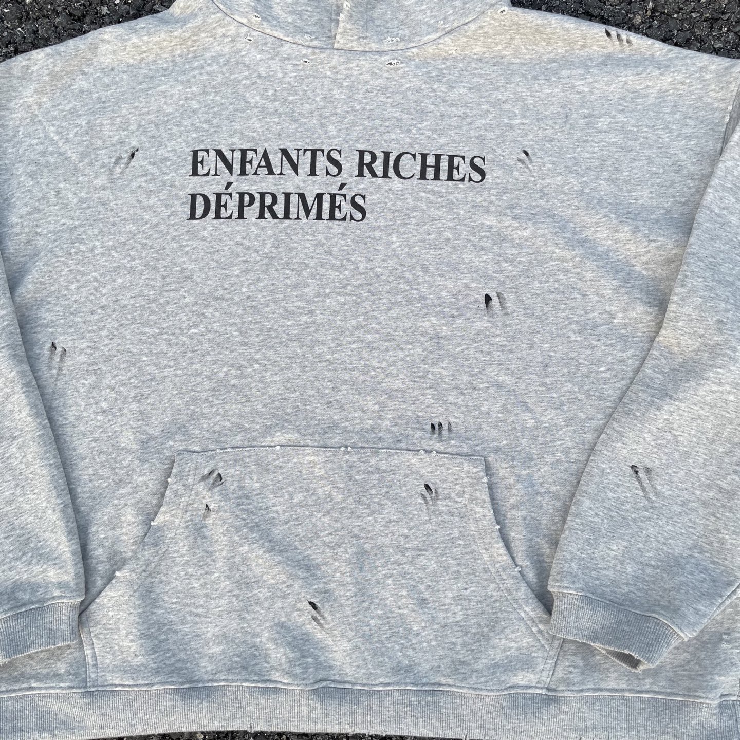 款号E22💰p125【实拍】
✨今年穿富二代一定会暴富✨
Enfants Riches Deprimes 忧郁的富二代基础标语领口破坏设计洗水做旧点磨泼墨短宽版型帽衫
面料采用定织纯棉400G食毛毛圈 结构紧密耐磨性好 因为织物品质高 上身才能有硬挺的效果而非市面上普通棉布 面料软而有型 经过洗水过后面料更加舒适有型 洗水做旧 磨破洗水效果非常好
外表所有肉眼可见的走线均是全身双线缝制,双层帽子特别费面料,整件衣服质感满满!版型巨好!是秋冬必备的一件单品!!
全套定制的YUAN版辅料,吊牌,洗水,主唛,全套辅料定制到位。独特的慵懒版型慵懒超nice,春夏万能搭配不可缺少的出街穿搭必备,自留强烈推荐~
Size: S M L XL
Color:洗水灰