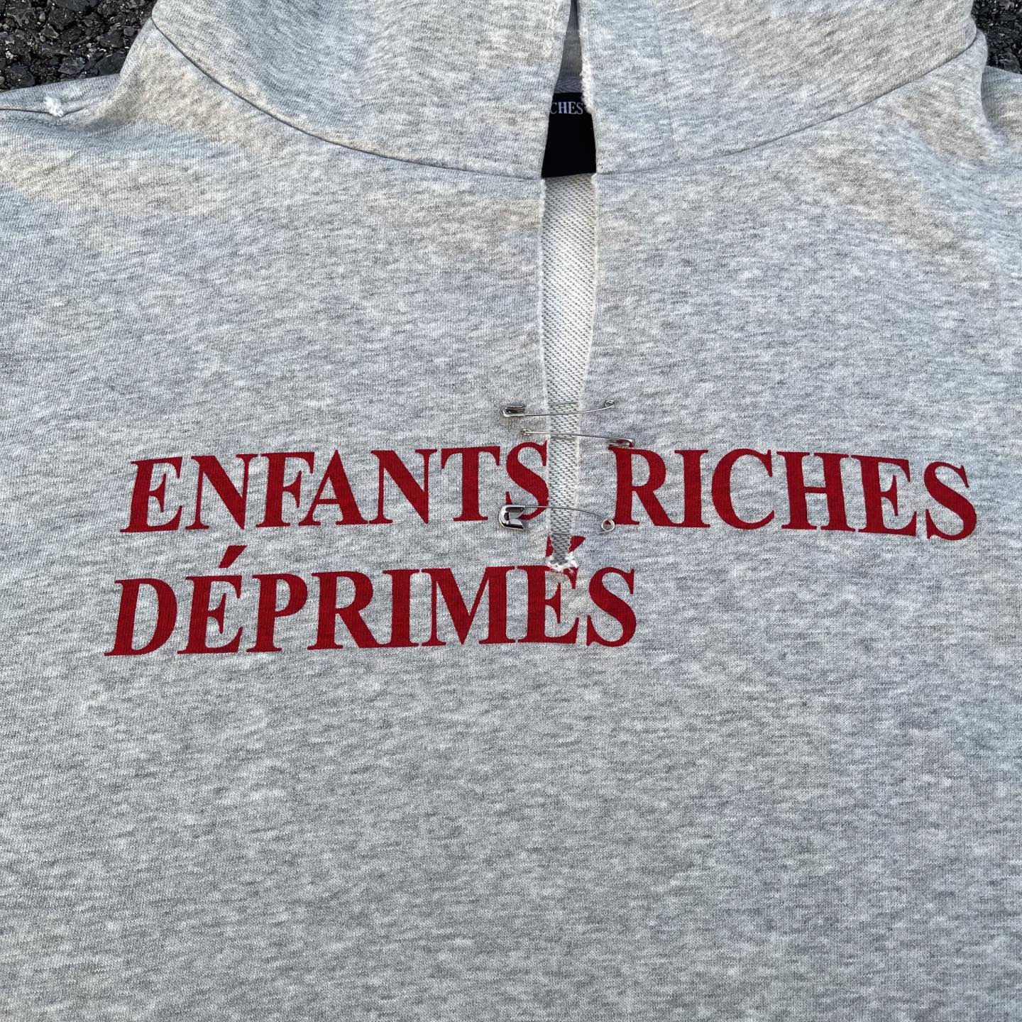 款号E24💰p125【实拍】
✨今年穿富二代一定会暴富✨
Enfants Riches Deprimes 忧郁的富二代基础标语领口破坏设计洗水做旧点磨别针🧷短宽版型帽衫
面料采用定织纯棉400G食毛毛圈 结构紧密耐磨性好 因为织物品质高 上身才能有硬挺的效果而非市面上普通棉布 面料软而有型 经过洗水过后面料更加舒适有型 洗水做旧 磨破洗水效果非常好
外表所有肉眼可见的走线均是全身双线缝制,双层帽子特别费面料,整件衣服质感满满!版型巨好!是秋冬必备的一件单品!!
全套定制的YUAN版辅料,吊牌,洗水,主唛,全套辅料定制到位。独特的慵懒版型慵懒超nice,春夏万能搭配不可缺少的出街穿搭必备,自留强烈推荐~
Size: S M L XL
Color:洗水灰