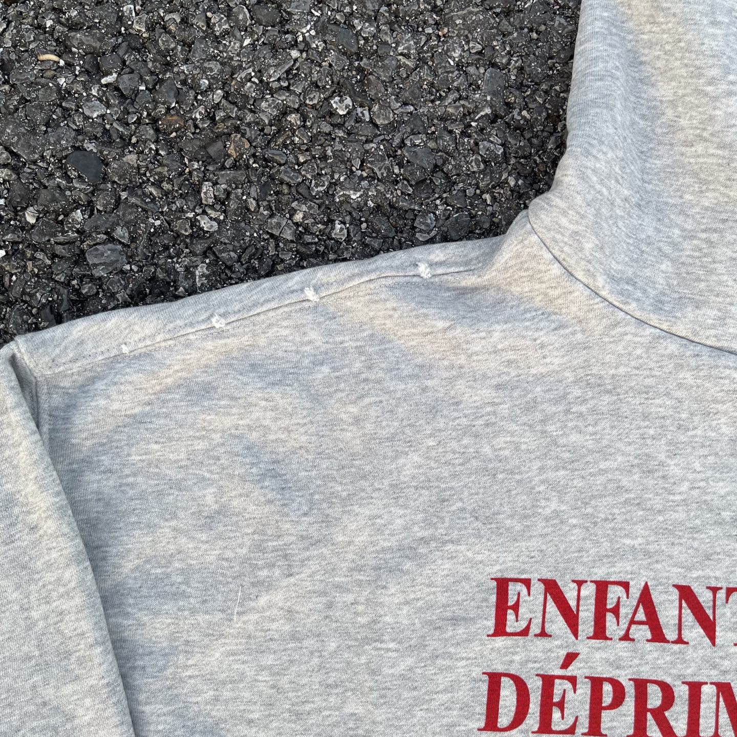 款号E24💰p125【实拍】
✨今年穿富二代一定会暴富✨
Enfants Riches Deprimes 忧郁的富二代基础标语领口破坏设计洗水做旧点磨别针🧷短宽版型帽衫
面料采用定织纯棉400G食毛毛圈 结构紧密耐磨性好 因为织物品质高 上身才能有硬挺的效果而非市面上普通棉布 面料软而有型 经过洗水过后面料更加舒适有型 洗水做旧 磨破洗水效果非常好
外表所有肉眼可见的走线均是全身双线缝制,双层帽子特别费面料,整件衣服质感满满!版型巨好!是秋冬必备的一件单品!!
全套定制的YUAN版辅料,吊牌,洗水,主唛,全套辅料定制到位。独特的慵懒版型慵懒超nice,春夏万能搭配不可缺少的出街穿搭必备,自留强烈推荐~
Size: S M L XL
Color:洗水灰