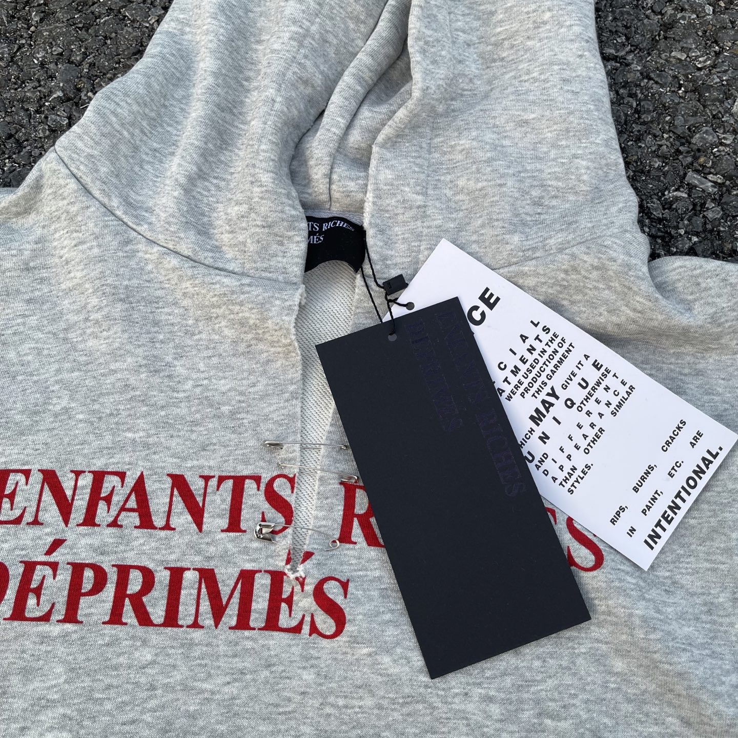 款号E24💰p125【实拍】
✨今年穿富二代一定会暴富✨
Enfants Riches Deprimes 忧郁的富二代基础标语领口破坏设计洗水做旧点磨别针🧷短宽版型帽衫
面料采用定织纯棉400G食毛毛圈 结构紧密耐磨性好 因为织物品质高 上身才能有硬挺的效果而非市面上普通棉布 面料软而有型 经过洗水过后面料更加舒适有型 洗水做旧 磨破洗水效果非常好
外表所有肉眼可见的走线均是全身双线缝制,双层帽子特别费面料,整件衣服质感满满!版型巨好!是秋冬必备的一件单品!!
全套定制的YUAN版辅料,吊牌,洗水,主唛,全套辅料定制到位。独特的慵懒版型慵懒超nice,春夏万能搭配不可缺少的出街穿搭必备,自留强烈推荐~
Size: S M L XL
Color:洗水灰