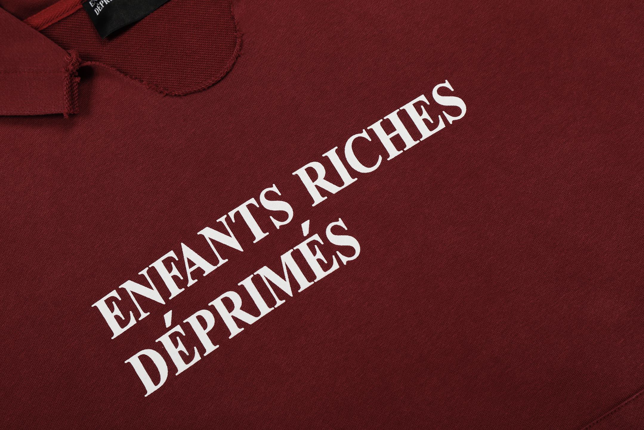 款号E21💰p125【白底图实拍】
✨今年穿富二代一定会暴富✨
Enfants Riches Deprimes 忧郁的富二代基础标语领口破坏设计洗水做旧点磨短宽版型帽衫
面料采用定织纯棉400G食毛毛圈 结构紧密耐磨性好 因为织物品质高 上身才能有硬挺的效果而非市面上普通棉布 面料软而有型 经过洗水过后面料更加舒适有型 洗水做旧 磨破洗水效果非常好 
外表所有肉眼可见的走线均是全身双线缝制，双层帽子特别费面料，整件衣服质感满满！版型巨好！是秋冬必备的一件单品！！
全套定制的YUAN版辅料，吊牌，洗水，主唛，全套辅料定制到位。独特的慵懒版型慵懒超nice，春夏万能搭配不可缺少的出街穿搭必备，自留强烈推荐～
Size: S M L XL
Color:洗水黑/洗水暗紫红