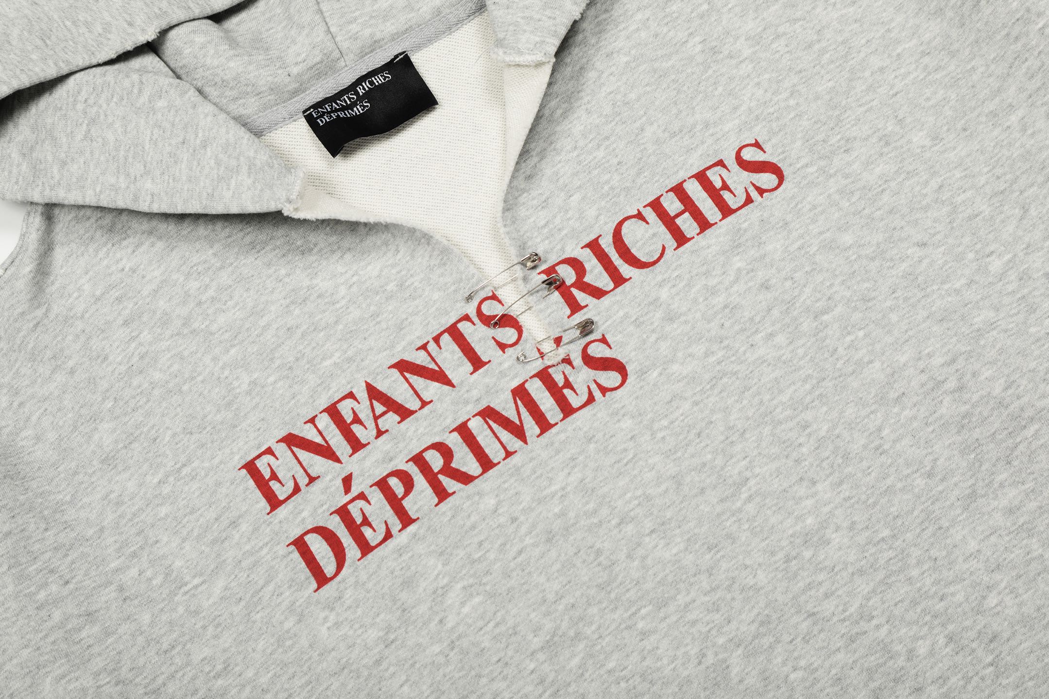 款号E24💰p125【白底图实拍】
✨今年穿富二代一定会暴富✨
Enfants Riches Deprimes 忧郁的富二代基础标语领口破坏设计洗水做旧点磨别针🧷短宽版型帽衫
面料采用定织纯棉400G食毛毛圈 结构紧密耐磨性好 因为织物品质高 上身才能有硬挺的效果而非市面上普通棉布 面料软而有型 经过洗水过后面料更加舒适有型 洗水做旧 磨破洗水效果非常好
外表所有肉眼可见的走线均是全身双线缝制,双层帽子特别费面料,整件衣服质感满满!版型巨好!是秋冬必备的一件单品!!
全套定制的YUAN版辅料,吊牌,洗水,主唛,全套辅料定制到位。独特的慵懒版型慵懒超nice,春夏万能搭配不可缺少的出街穿搭必备,自留强烈推荐~
Size: S M L XL
Color:洗水灰