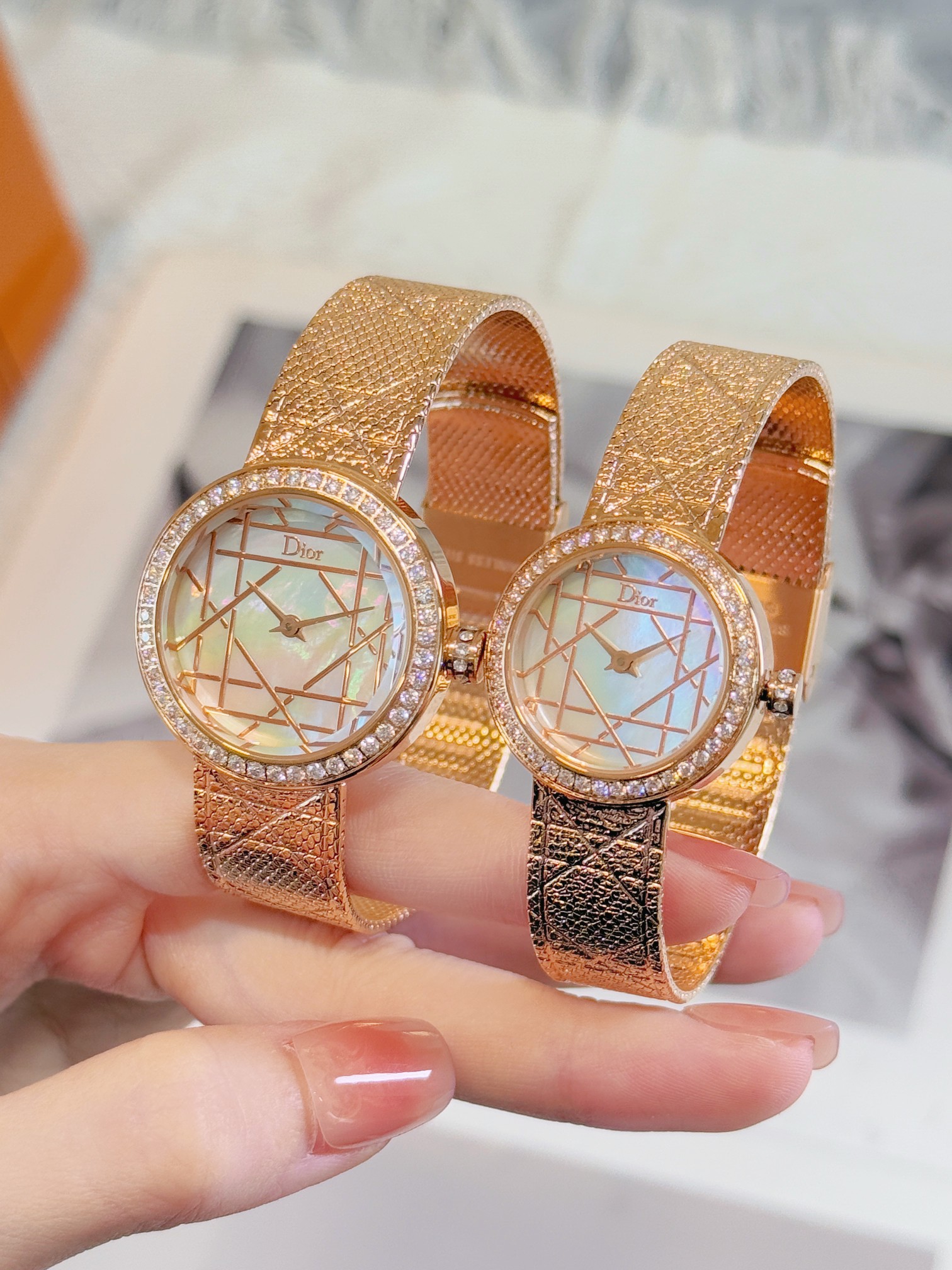 Dior Gouden Dameshorloge met Diamanten Bezel en Metalen Band - Elegant en Tijdloos