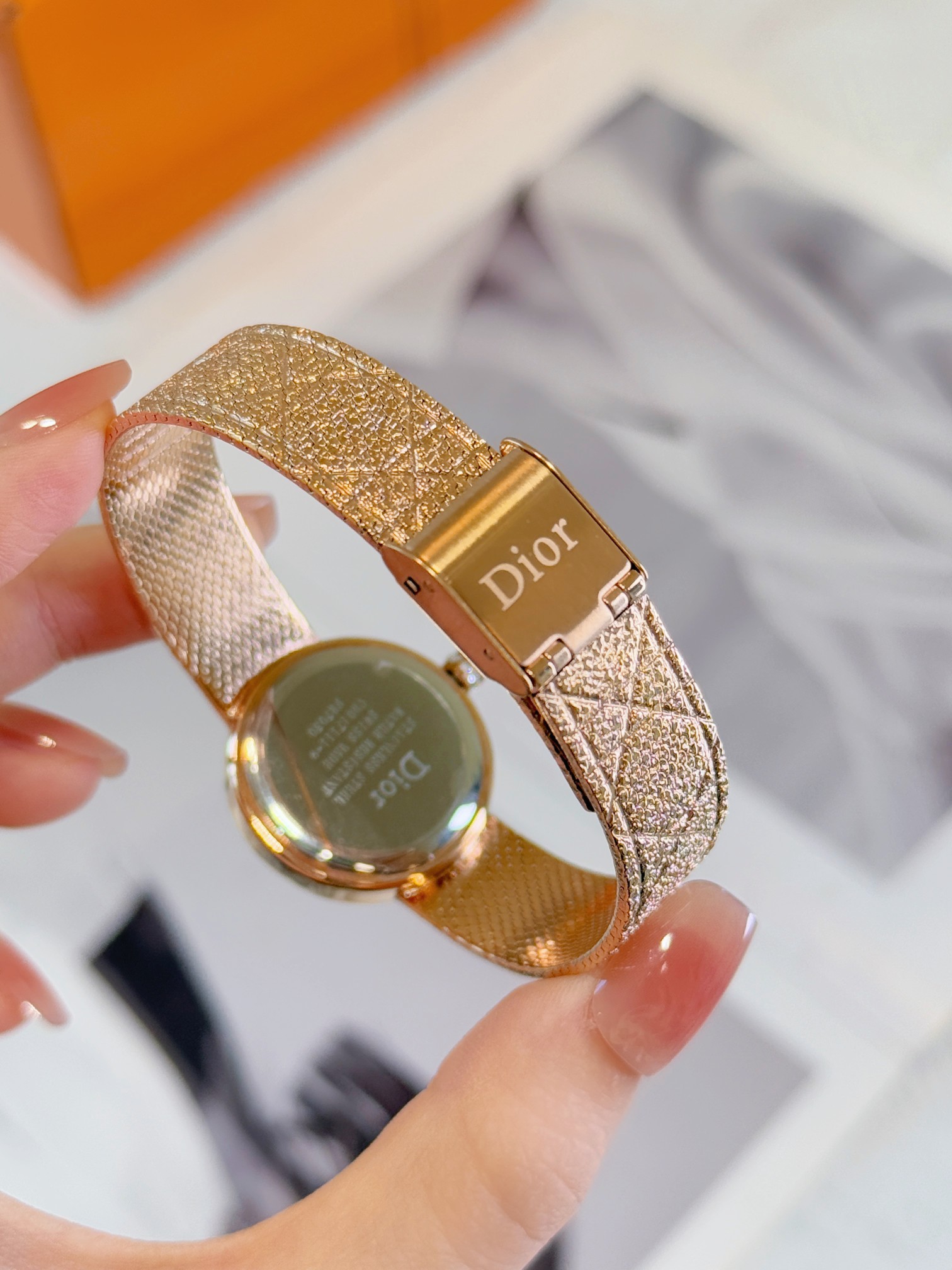 💰240💰
迪奥LA D MY DIOR CD04111X1248/CD04115X1251系列腕表。优美的弧线设计，搭配两枚利落指针、便以其极简之风，成为迪奥的标志性作品之一。携经典藤格纹图案，将品牌故事娓娓道来。“如丝缎般柔软，细诉时间流转。” 如缎带般的表链之上，手工雕刻的几何线条互相交错，织经典藤格纹图案，铺陈于全新腕表如缎带般的表链之上，亦延伸至表盘之中，巧妙营造各异图案与浮雕效果；表壳镶嵌钻石，或精巧演绎丝缎纹理，展现制表大师的匠心与创意。以凝练设计优雅点缀腕间，携经典新译之作，传递融蕴传统与创新的摩登之美，展现品牌制表工匠大师的卓越成就。