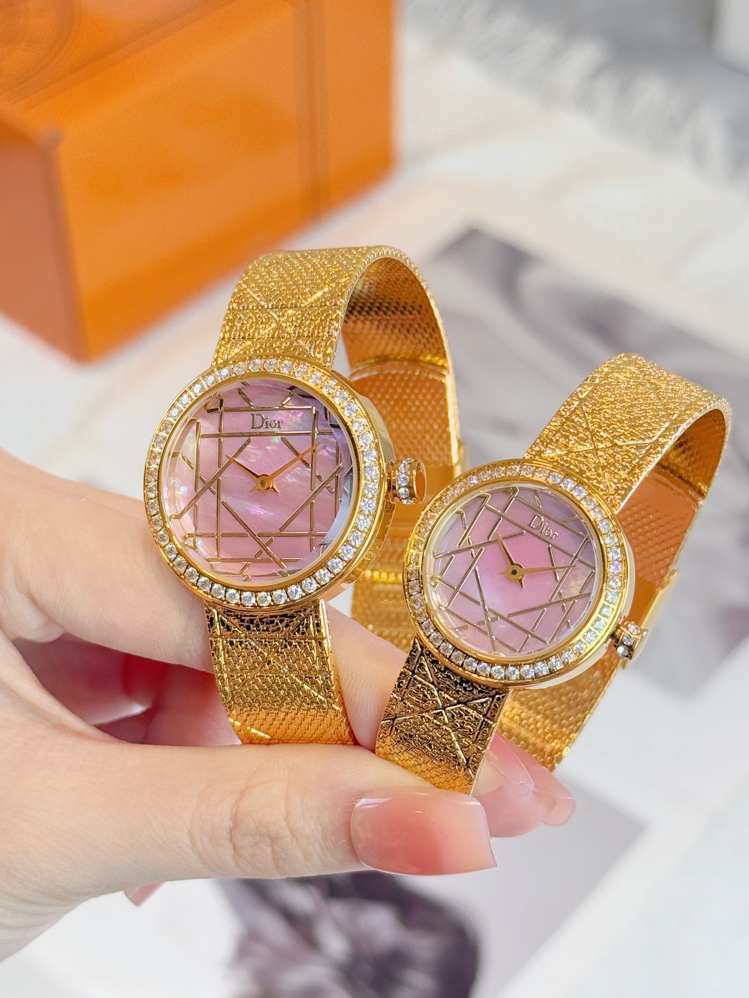 💰240💰
迪奥LA D MY DIOR CD04111X1248/CD04115X1251系列腕表。优美的弧线设计，搭配两枚利落指针、便以其极简之风，成为迪奥的标志性作品之一。携经典藤格纹图案，将品牌故事娓娓道来。“如丝缎般柔软，细诉时间流转。” 如缎带般的表链之上，手工雕刻的几何线条互相交错，织经典藤格纹图案，铺陈于全新腕表如缎带般的表链之上，亦延伸至表盘之中，巧妙营造各异图案与浮雕效果；表壳镶嵌钻石，或精巧演绎丝缎纹理，展现制表大师的匠心与创意。以凝练设计优雅点缀腕间，携经典新译之作，传递融蕴传统与创新的摩登之美，展现品牌制表工匠大师的卓越成就。