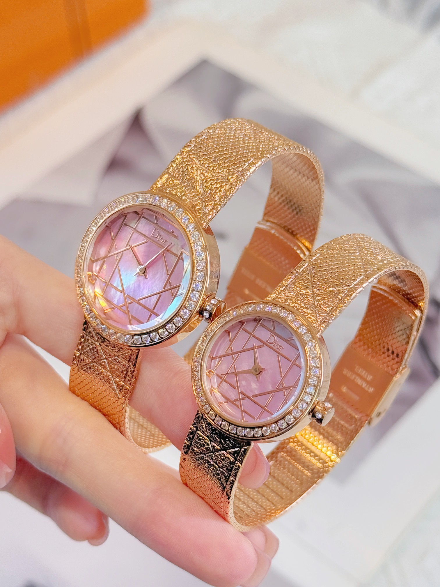 💰240💰
迪奥LA D MY DIOR CD04111X1248/CD04115X1251系列腕表。优美的弧线设计，搭配两枚利落指针、便以其极简之风，成为迪奥的标志性作品之一。携经典藤格纹图案，将品牌故事娓娓道来。“如丝缎般柔软，细诉时间流转。” 如缎带般的表链之上，手工雕刻的几何线条互相交错，织经典藤格纹图案，铺陈于全新腕表如缎带般的表链之上，亦延伸至表盘之中，巧妙营造各异图案与浮雕效果；表壳镶嵌钻石，或精巧演绎丝缎纹理，展现制表大师的匠心与创意。以凝练设计优雅点缀腕间，携经典新译之作，传递融蕴传统与创新的摩登之美，展现品牌制表工匠大师的卓越成就。