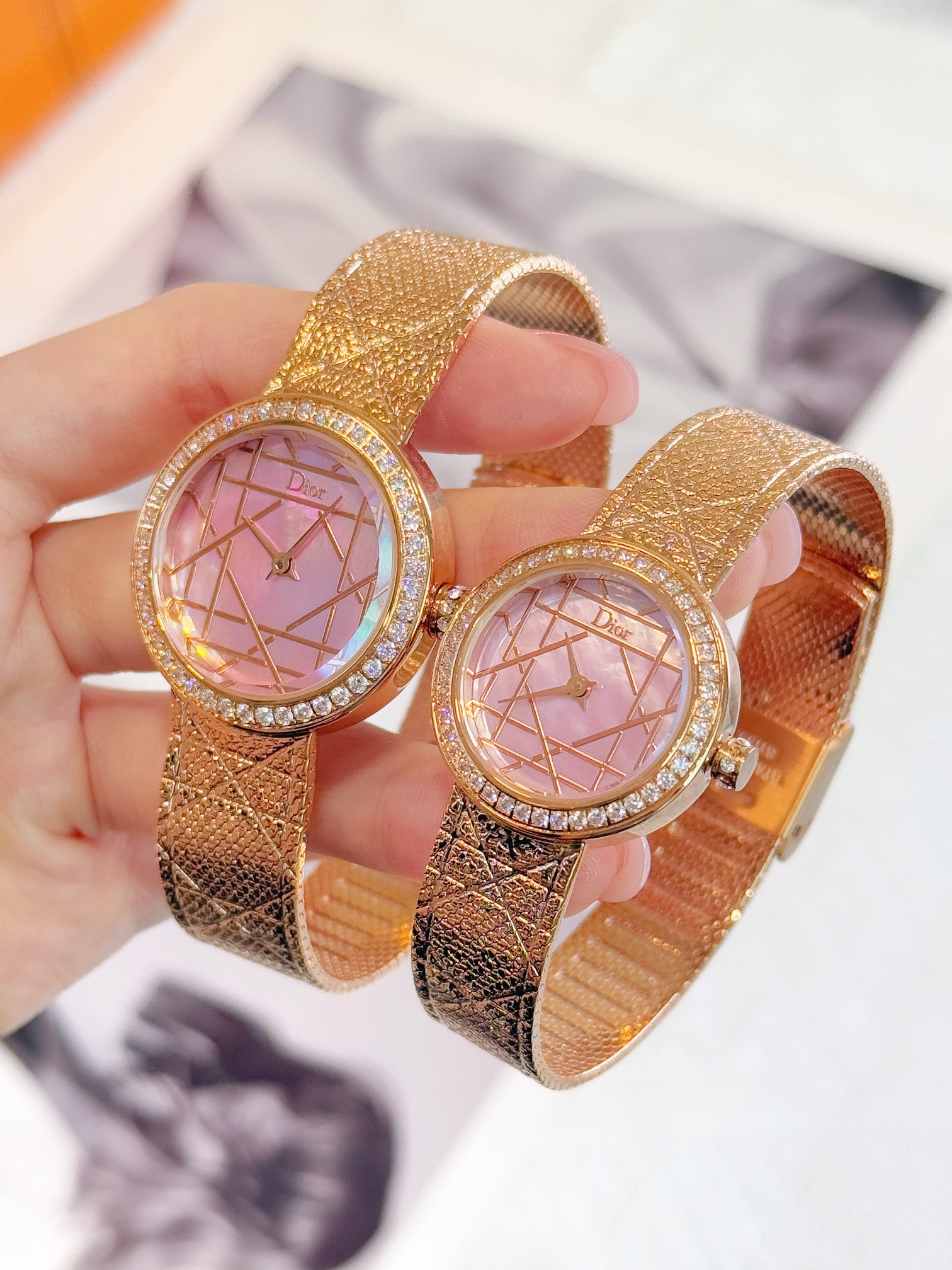 💰240💰
迪奥LA D MY DIOR CD04111X1248/CD04115X1251系列腕表。优美的弧线设计，搭配两枚利落指针、便以其极简之风，成为迪奥的标志性作品之一。携经典藤格纹图案，将品牌故事娓娓道来。“如丝缎般柔软，细诉时间流转。” 如缎带般的表链之上，手工雕刻的几何线条互相交错，织经典藤格纹图案，铺陈于全新腕表如缎带般的表链之上，亦延伸至表盘之中，巧妙营造各异图案与浮雕效果；表壳镶嵌钻石，或精巧演绎丝缎纹理，展现制表大师的匠心与创意。以凝练设计优雅点缀腕间，携经典新译之作，传递融蕴传统与创新的摩登之美，展现品牌制表工匠大师的卓越成就。