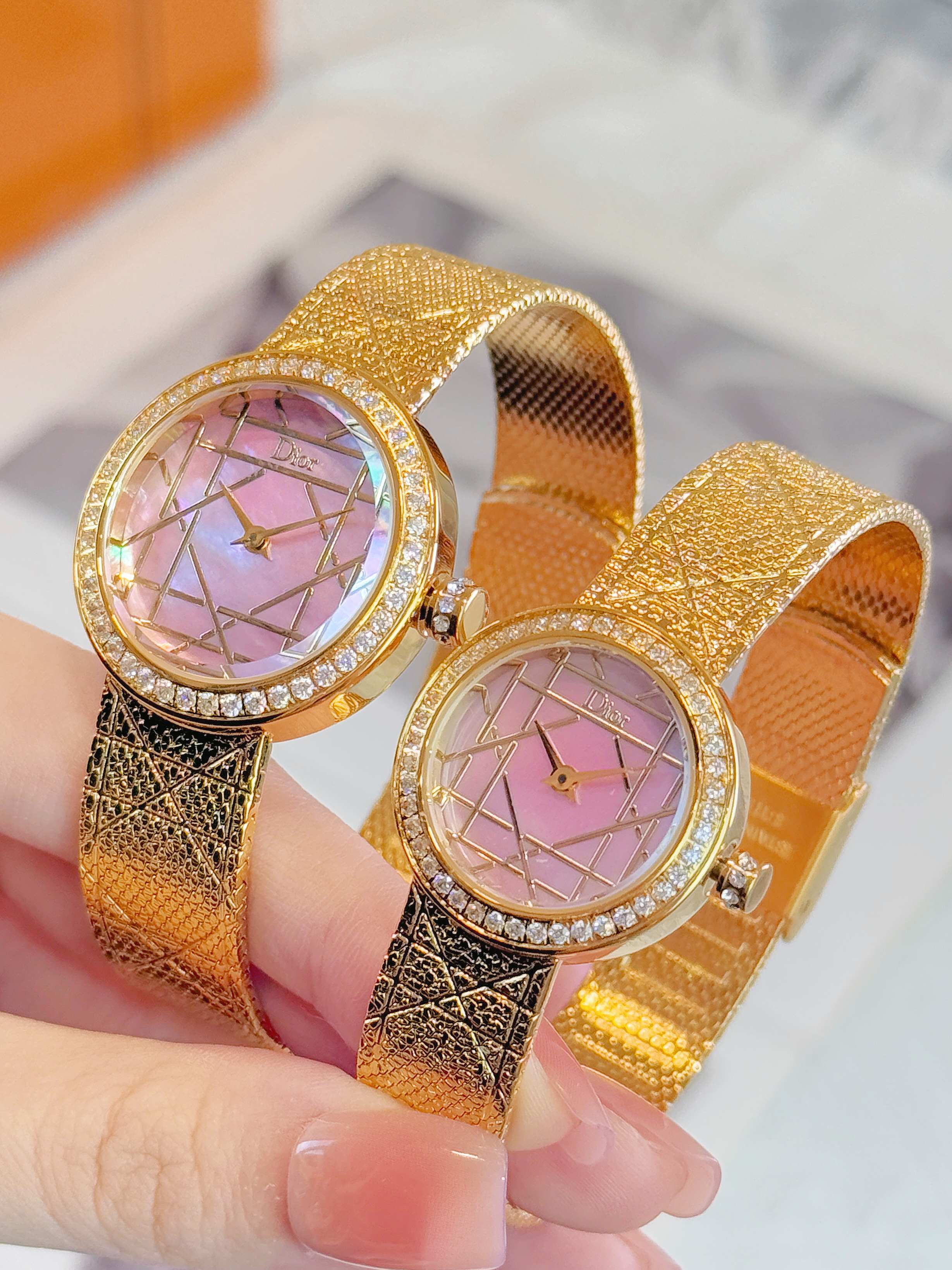 💰240💰
迪奥LA D MY DIOR CD04111X1248/CD04115X1251系列腕表。优美的弧线设计，搭配两枚利落指针、便以其极简之风，成为迪奥的标志性作品之一。携经典藤格纹图案，将品牌故事娓娓道来。“如丝缎般柔软，细诉时间流转。” 如缎带般的表链之上，手工雕刻的几何线条互相交错，织经典藤格纹图案，铺陈于全新腕表如缎带般的表链之上，亦延伸至表盘之中，巧妙营造各异图案与浮雕效果；表壳镶嵌钻石，或精巧演绎丝缎纹理，展现制表大师的匠心与创意。以凝练设计优雅点缀腕间，携经典新译之作，传递融蕴传统与创新的摩登之美，展现品牌制表工匠大师的卓越成就。