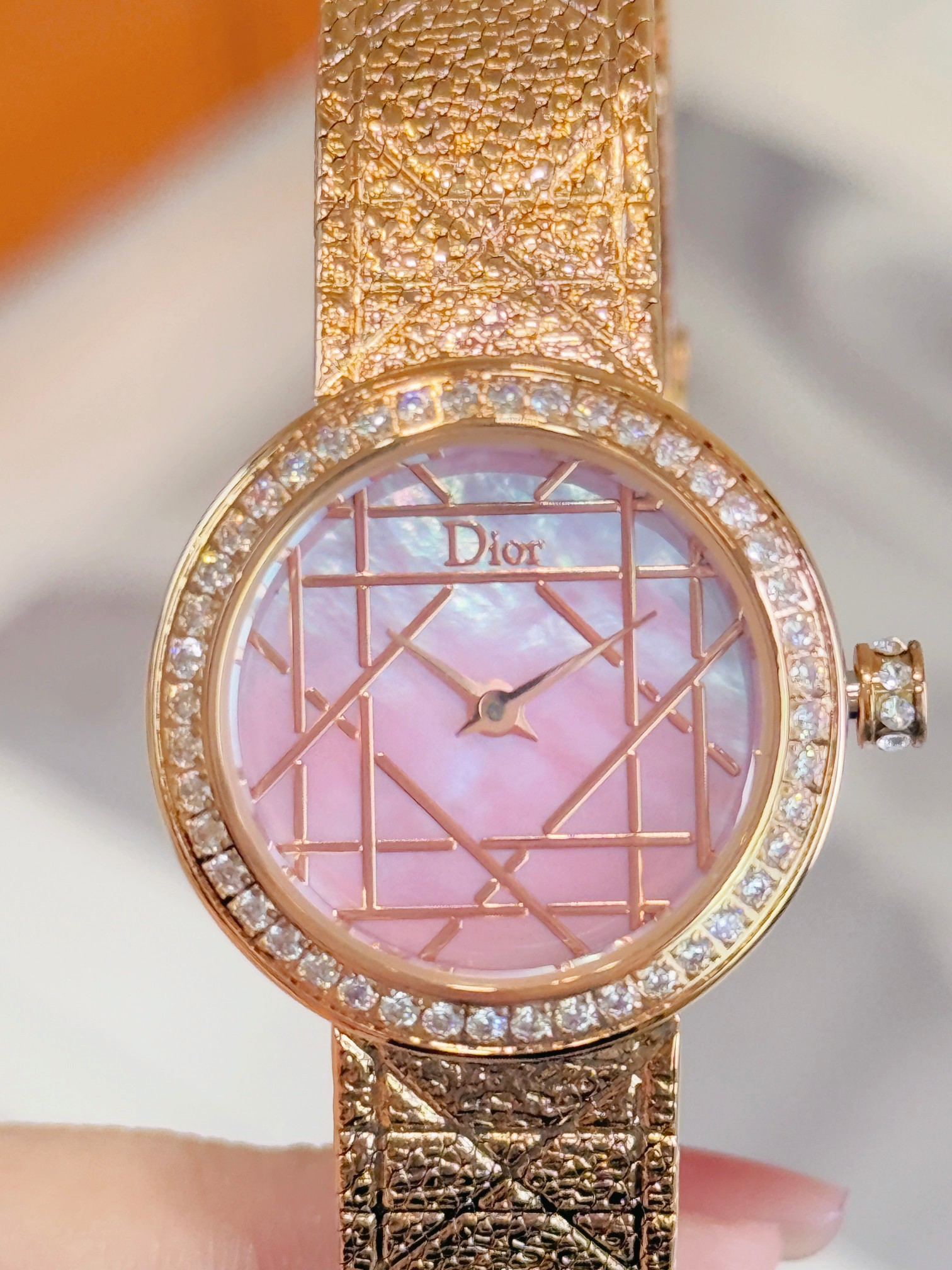 💰240💰
迪奥LA D MY DIOR CD04111X1248/CD04115X1251系列腕表。优美的弧线设计，搭配两枚利落指针、便以其极简之风，成为迪奥的标志性作品之一。携经典藤格纹图案，将品牌故事娓娓道来。“如丝缎般柔软，细诉时间流转。” 如缎带般的表链之上，手工雕刻的几何线条互相交错，织经典藤格纹图案，铺陈于全新腕表如缎带般的表链之上，亦延伸至表盘之中，巧妙营造各异图案与浮雕效果；表壳镶嵌钻石，或精巧演绎丝缎纹理，展现制表大师的匠心与创意。以凝练设计优雅点缀腕间，携经典新译之作，传递融蕴传统与创新的摩登之美，展现品牌制表工匠大师的卓越成就。
