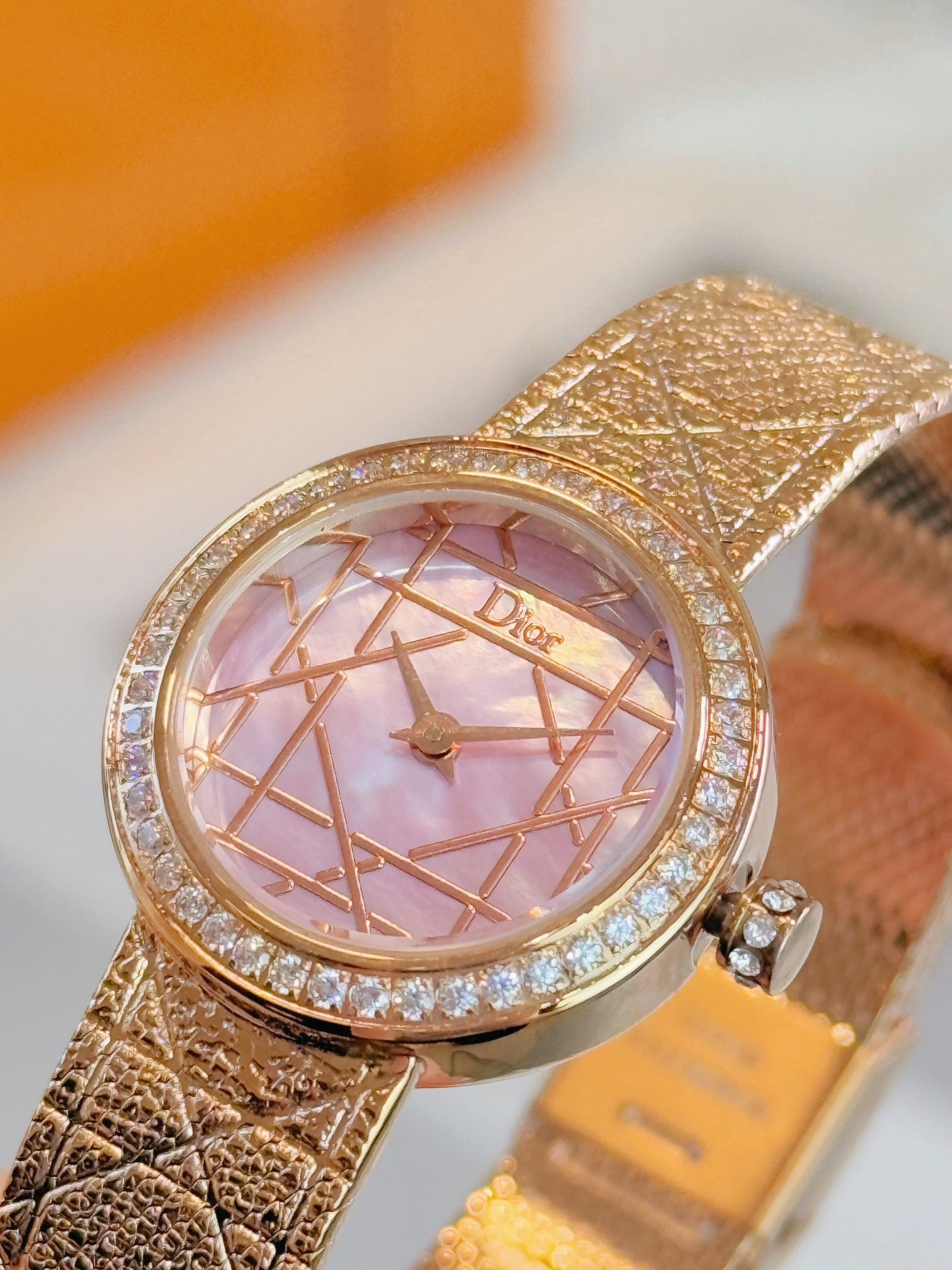 💰240💰
迪奥LA D MY DIOR CD04111X1248/CD04115X1251系列腕表。优美的弧线设计，搭配两枚利落指针、便以其极简之风，成为迪奥的标志性作品之一。携经典藤格纹图案，将品牌故事娓娓道来。“如丝缎般柔软，细诉时间流转。” 如缎带般的表链之上，手工雕刻的几何线条互相交错，织经典藤格纹图案，铺陈于全新腕表如缎带般的表链之上，亦延伸至表盘之中，巧妙营造各异图案与浮雕效果；表壳镶嵌钻石，或精巧演绎丝缎纹理，展现制表大师的匠心与创意。以凝练设计优雅点缀腕间，携经典新译之作，传递融蕴传统与创新的摩登之美，展现品牌制表工匠大师的卓越成就。