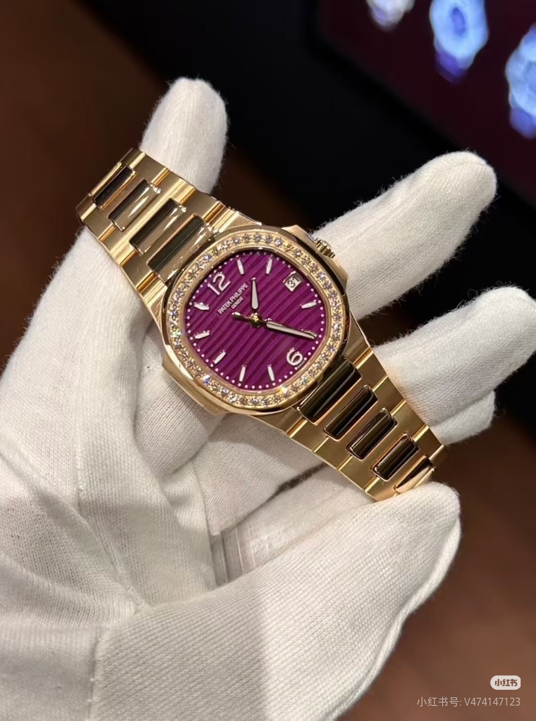 NO:727248,Patek Philippe/1R Nautilus Women's Watch Brand new, unused, fresh in August. In the palace of mechanical watchmaking, Patek Philippe is not only a recorder of time, but also a creator of eternity. Since its founding in 1839, every Patek Philippe watch carries two centuries of ingenuity and heritage, interpreting its distinguished status as the 'King of Watch Art' with ultimate craftsmanship.  No one can truly own a Patek Philippe, but it can be kept for the next generation. Every piece of Patek Philippe embodies exquisite watchmaking craftsmanship and the charm of time. It is not only a tool to record time, but also a precious token that carries family emotions and inheritance, witnessing every important moment in life, passed down from generation to generation, and lasting.,,patek philippe19860909百达翡丽/1R 鹦鹉螺女表 全新未使用年8月新鲜 在机械制表的殿堂里,百达翡丽不仅是时间的记录者,更是永恒的缔造者.自1839年创立以来,每一枚百达翡丽腕表都承载着两个世纪的匠心传承,以极致工艺诠释“钟表艺术之王”的尊贵地位. 没人能真正拥有百达翡丽,不过是为下一代保管.每一块百达翡丽,都凝聚着精湛制表工艺与时光沉淀的韵味.它不只是记录时间的工具,更是承载家族情感与传承的珍贵信物,见证人生每个重要时刻,代代相传,历久弥新 .,,patek philippe,Watch