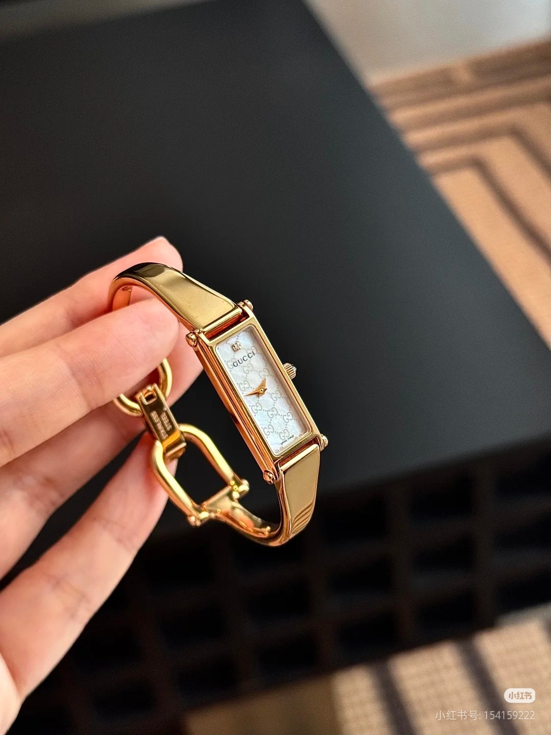 NO:858512,Gucci VintageL antique bracelet watch, this is just one of the pieces limited to the 15th anniversary, numbered 21. The original owner bought it in Japan on Christmas Eve in 1996, perhaps as a Christmas gift. The black gold color scheme and horsebit buckle design on the back are different from regular watches, more like a bracelet, and can be matched with both business and leisure styles. Think about it, it is really amazing. It can run normally after changing the battery. The owner 27 years ago must have cherished it. As the years go by, it still remains the same.  #中古 #中古watch #vintage #mindwave,,gucci,bracelet19860909Gucci VintageL中古手镯手表,这只是15周年纪念限定的块之一,编号21. 原主人1996年平安夜购于日本,或许是用于送人的圣诞礼物.黑金配色,背部马衔扣设计,不同于常规的手表,更像一个手镯,商务/休闲两种风格都可以搭配. 想一想,真的挺神奇的,换了电池就可以正常走时,27年前的主人应该对它挺珍惜的吧.岁月流淌,它依然如故. #中古 #中古手表 #vintage #mindwave,,gucci,bracelet,Watch