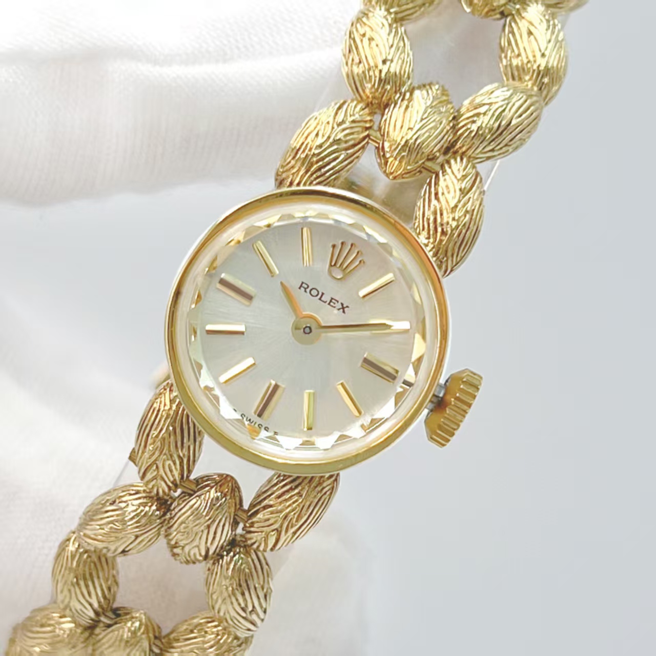 NO:765225,Rolex · Xiao Lao · Medieval | Rare Braided Watch Strap Bracelet This medieval small gold Rolex is not a good deal. I also checked the diary but it cost more than 100,000. The texture of the all-gold chain strap is okay. I just like the texture of Rolex, solid. Wearing a Rolex has a strong sense of presence, and it is very easy to match like a gold bracelet [laughing] # Medieval Rolex,,rolex,bracelet19860909劳力士 · 小劳·中古|稀有编制表带手链款 这枚中古小金劳,简直不要太划算.也去看了一下日志但是都要过十万了. 全金链的表带, 质感还是可以的. 就是喜欢劳力士的质感, 扎实. 带劳力士就是存在感强, 像条金手链非常好搭[偷笑] # 中古劳力士,,rolex,bracelet,Watch