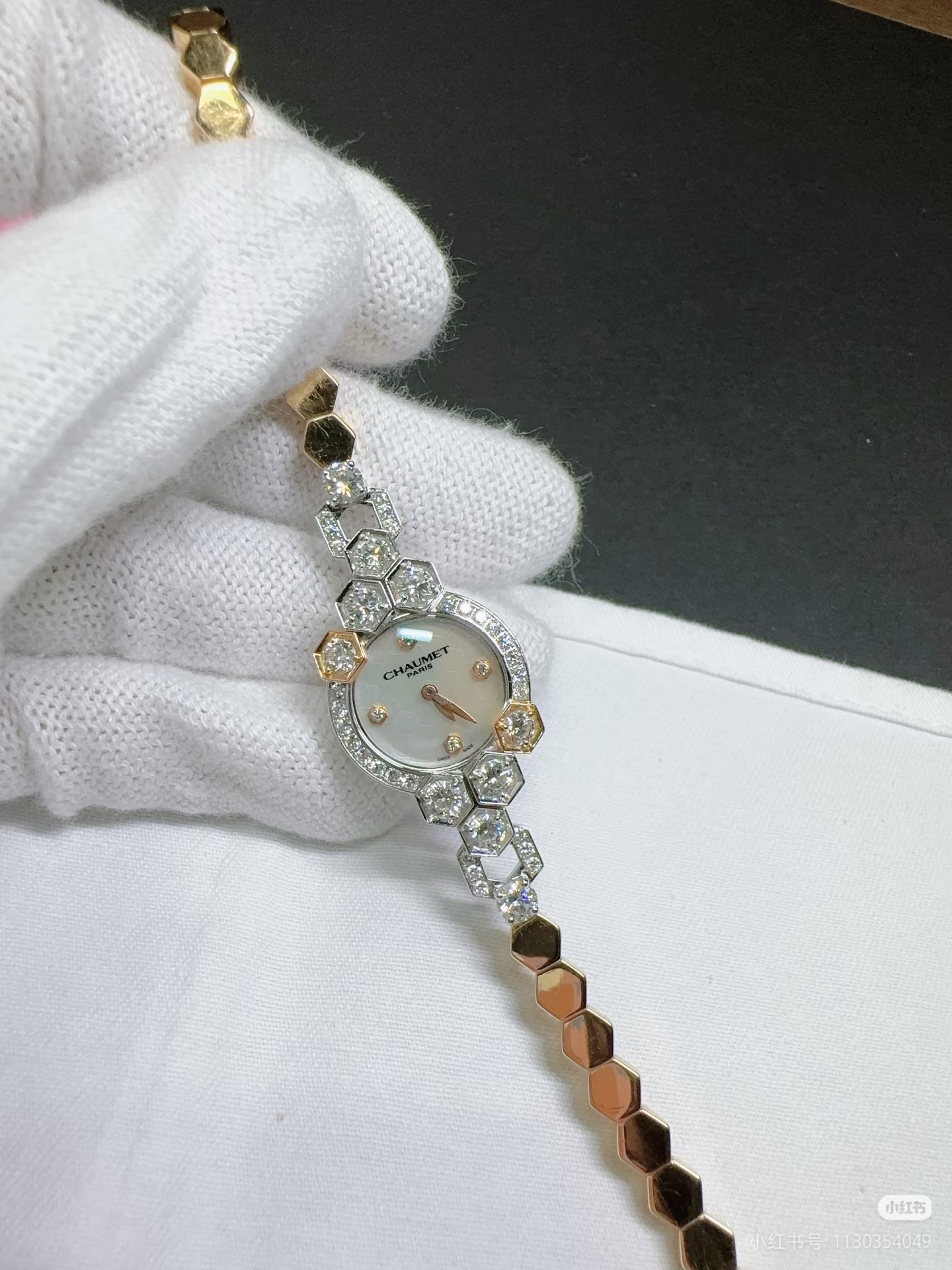 NO:858521,The jewelry watches of CHAUMET's Bee My Love (Love Nest) series are the brand's iconic women's watches. Core design features - The honeycomb element uses hexagonal honeycomb as the core design language, and the hexagonal structure in the details of the bracelet and case echoes the romantic meaning of 'Love Nest'. -  The material and craftsmanship is made of two-tone white gold and rose gold. The bezel and bracelet are inlaid with brilliant-cut diamonds, and matched with a natural white mother-of-pearl dial. It combines the magnificence of jewelry with the functionality of a watch. - Equipped with a quartz movement, the strap is detachable, chaumet19860909代工厂尚美巴黎（CHAUMET）Bee My Love（爱·巢）系列的珠宝腕表,属于品牌标志性的女性腕表作品.  核心设计特点  - 蜂巢元素以六边形蜂巢为核心设计语言,表链与表壳细节处的六边形结构呼应“爱巢”的浪漫寓意. - 材质工艺采用白金与玫瑰金双色金材质,表圈与表链镶嵌明亮式切割钻石,搭配天然白色珍珠母贝表盘,兼具珠宝的华丽感与腕表的功能性. - 搭载石英机芯,表带可拆卸,,chaumet,Watch