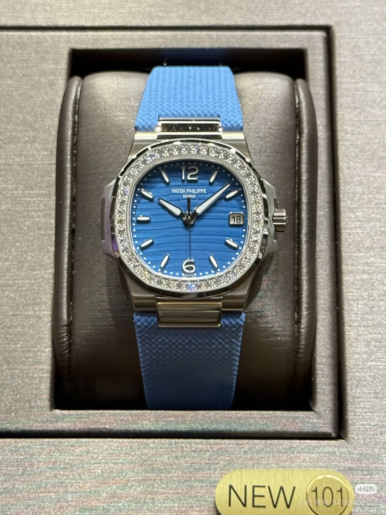NO:727317,Patek Philippe's sky blue and white gold Nautilus series come with tape and metal strap. The light blue color is so beautiful. The quartz movement is very suitable for daily replacement wear of mm with many watches, and the time is always online. Compared with the series, it is more suitable for mm with thin arms.,,patek philippe19860909百达翡丽的天空蓝 白金鹦鹉螺系列 胶带和金属表带一起来到. 淡蓝色配色实在太美了,石英机芯非常适合表多的mm日常更换佩戴,时间一直在线.对比系列它更适合手臂细的mm.,,patek philippe,Watch